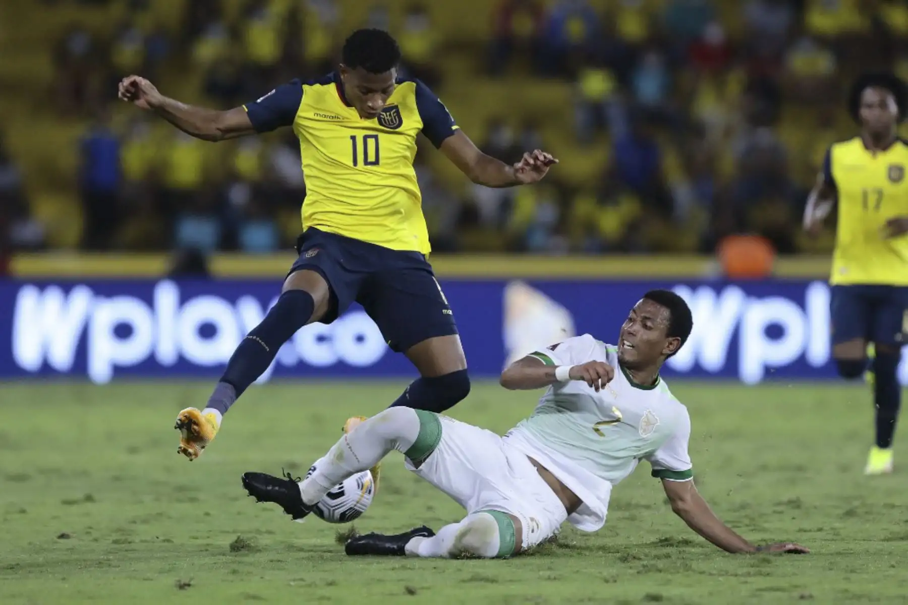 Gonzalo Plata (izq.) de Ecuador y Jairo Quinteros de Bolivia compiten por el balón durante su partido de fútbol de clasificación sudamericano para la Copa Mundial de la FIFA Qatar 2022 en el Estadio Monumental de Guayaquil, Ecuador, el 7 de octubre de 2021. Foto: AFP