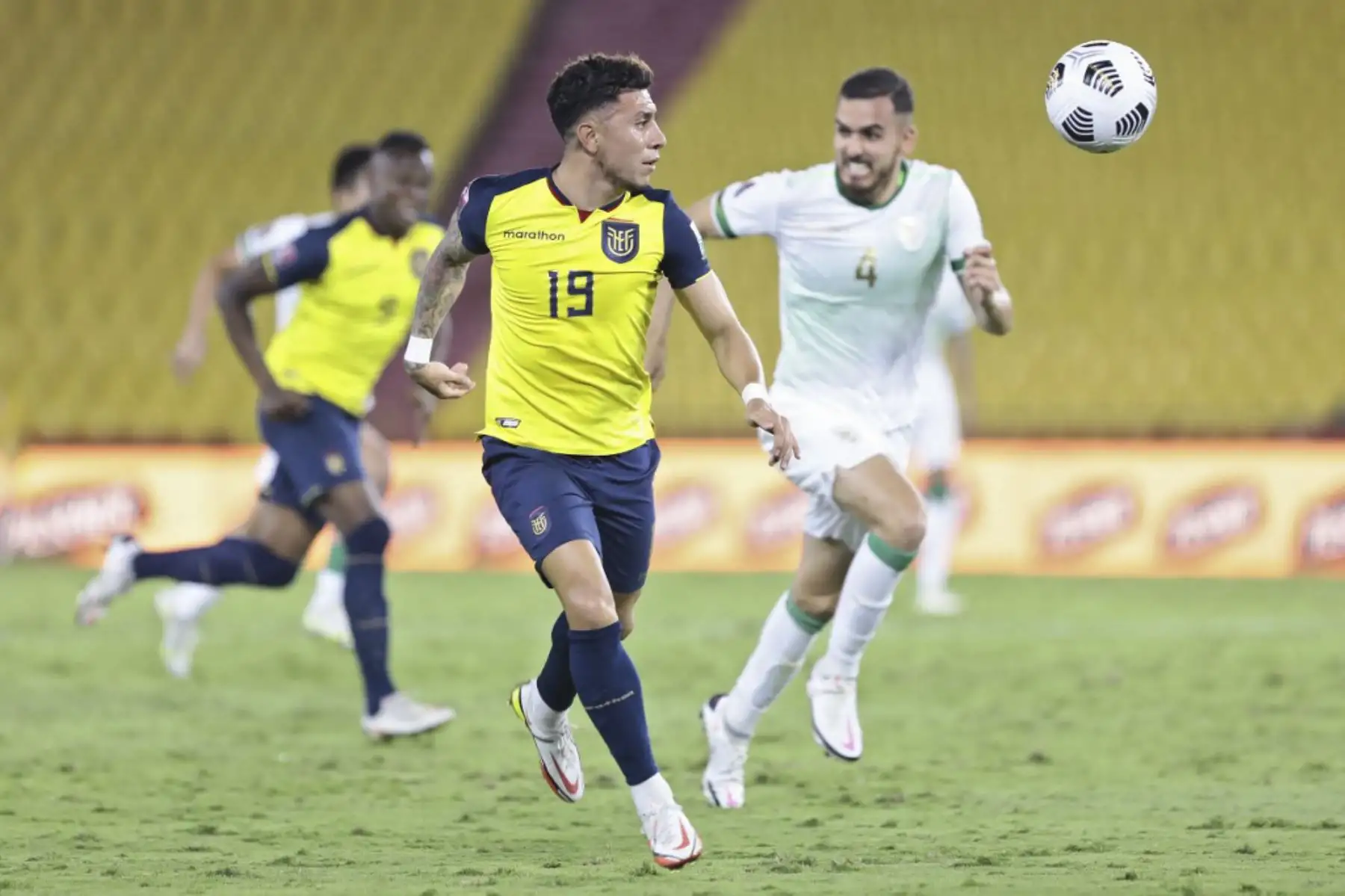 Joao Rojas de Ecuador (L) y Luis Haquin de Bolivia compiten por el balón durante su partido de fútbol de clasificación sudamericano para la Copa Mundial de la FIFA Qatar 2022 en el Estadio Monumental de Guayaquil, Ecuador, el 7 de octubre de 2021. Foto: AFP