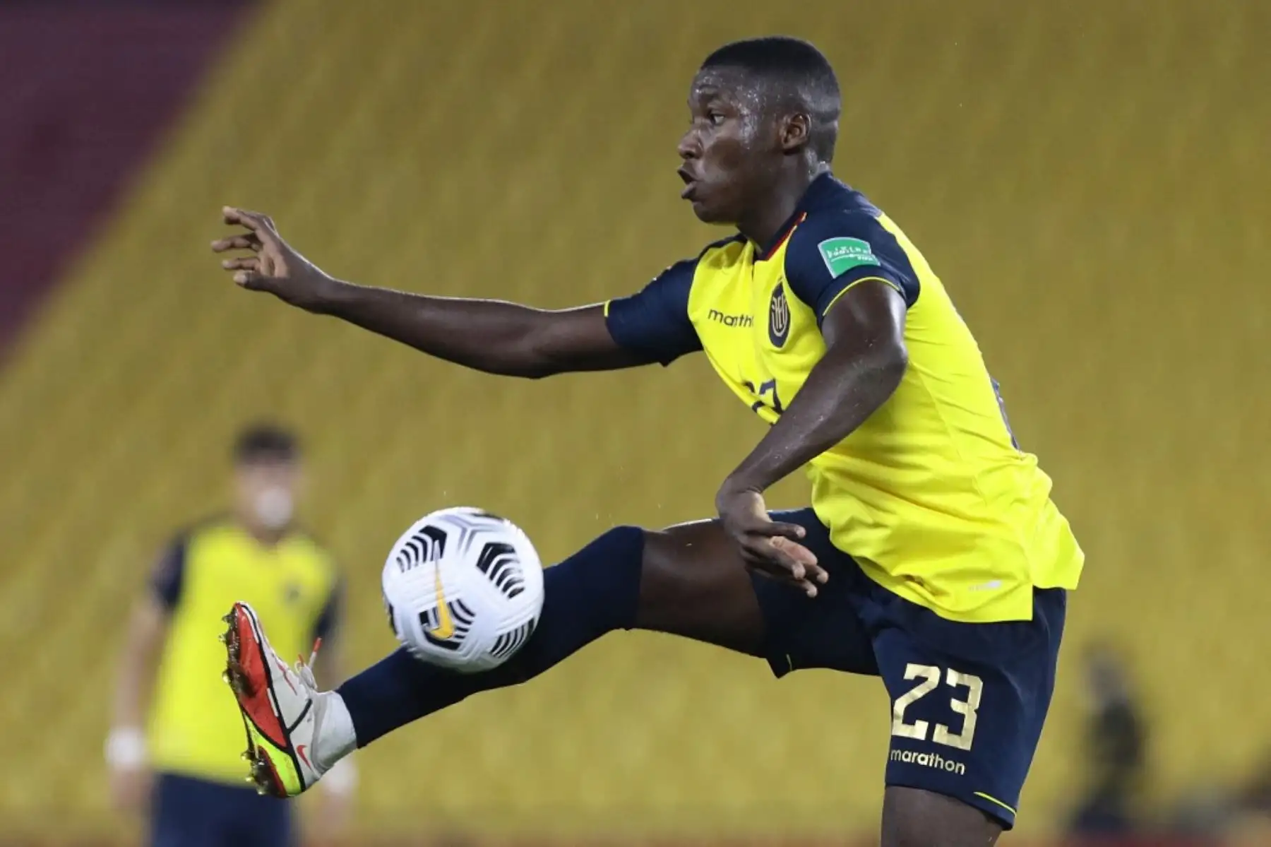 Moisés Caicedo de Ecuador controla el balón durante el partido de fútbol de clasificación sudamericano contra Bolivia para la Copa Mundial de la FIFA Qatar 2022 en el Estadio Monumental de Guayaquil, Ecuador, el 7 de octubre de 2021. Foto: AFP
