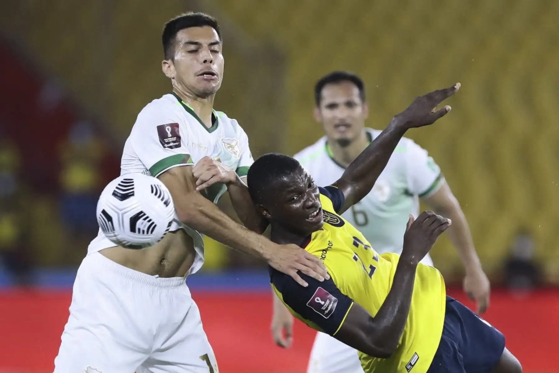 El ecuatoriano José Cifuentes (izq.) y el boliviano Jairo Quinteros compiten por el balón durante su partido de fútbol de clasificación sudamericano para la Copa Mundial de la FIFA Qatar 2022 en el Estadio Monumental de Guayaquil, Ecuador, el 7 de octubre de 2021. Foto: AFP