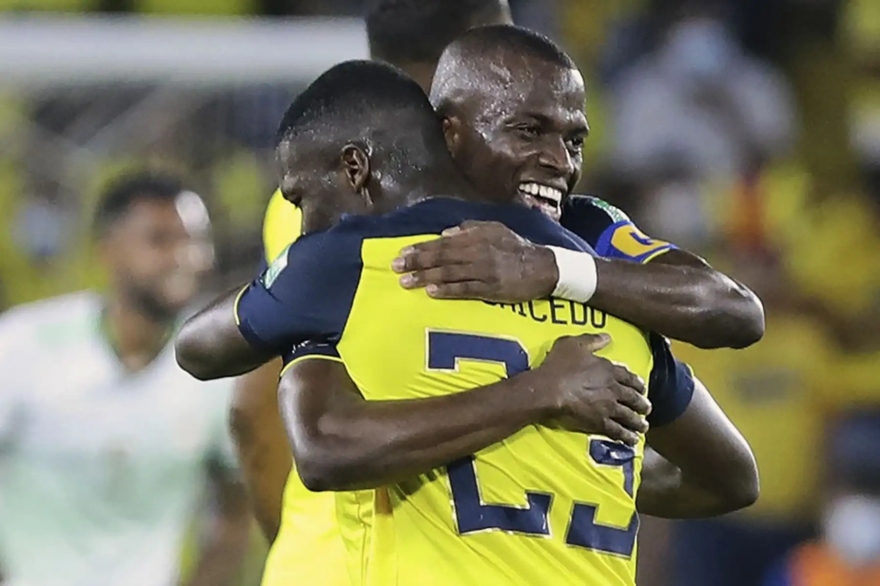El ecuatoriano Enner Valencia (izq.) celebra con el ecuatoriano Moisés Caicedo tras anotar contra Bolivia durante el partido de fútbol de clasificación sudamericano para la Copa Mundial de la FIFA Qatar 2022 en el Estadio Monumental de Guayaquil, Ecuador, el 7 de octubre de 2021. Foto: AFP