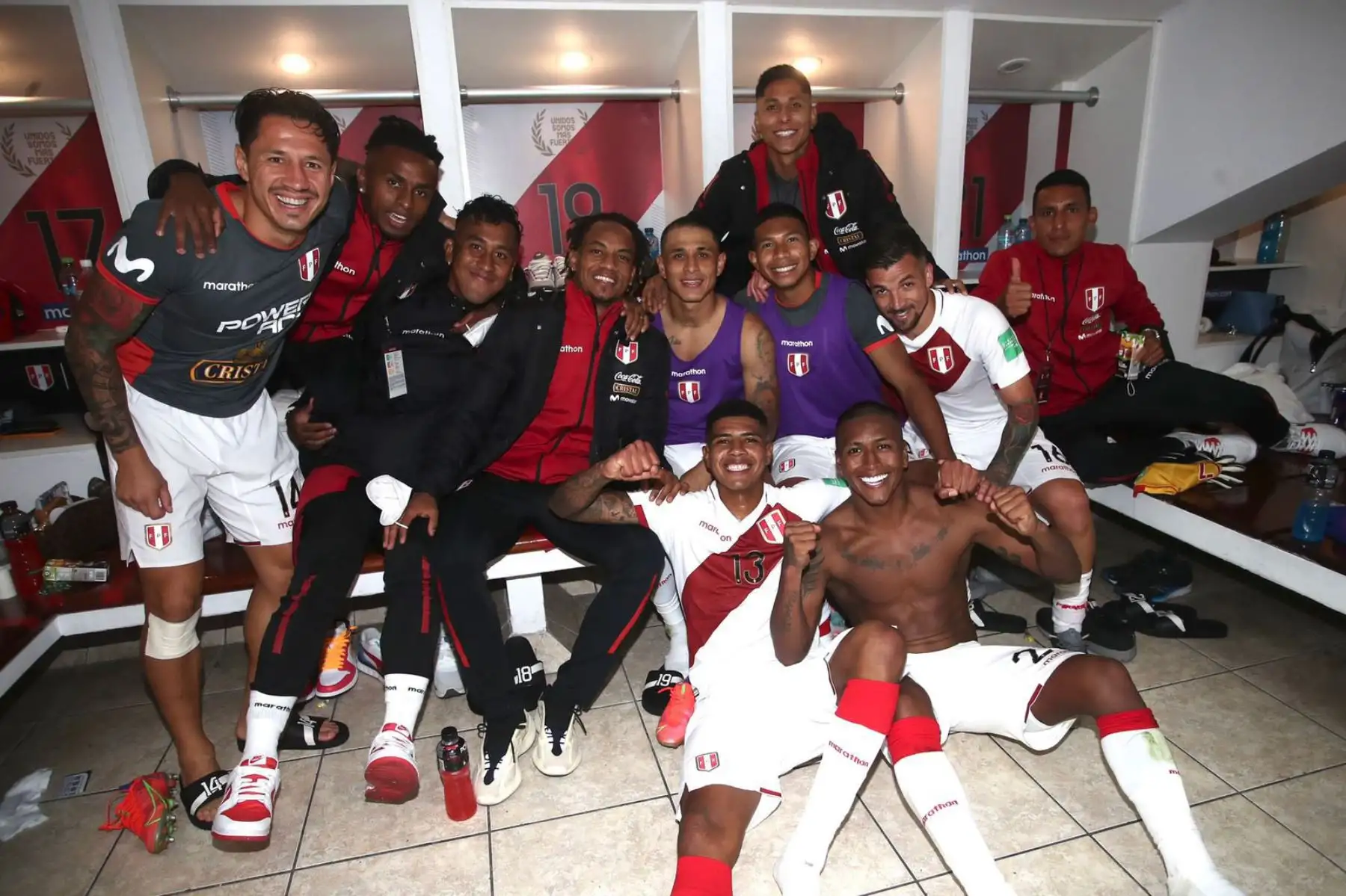 La selección peruana celebró en los camerinos tras el triunfo ante Chile por 2-0. Foto: FPF
