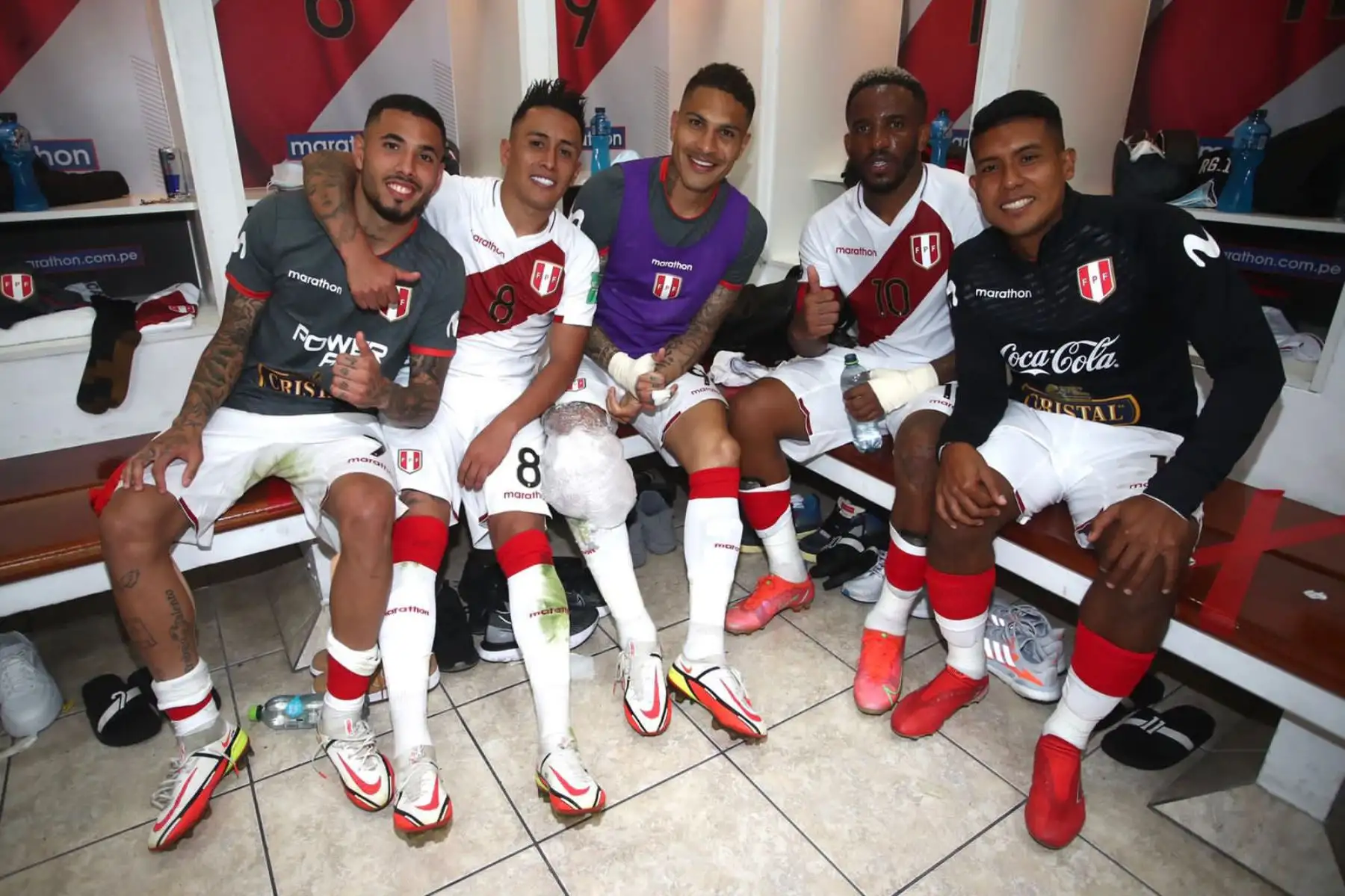 La selección peruana celebró en los camerinos tras el triunfo ante Chile por 2-0. Foto: FPF