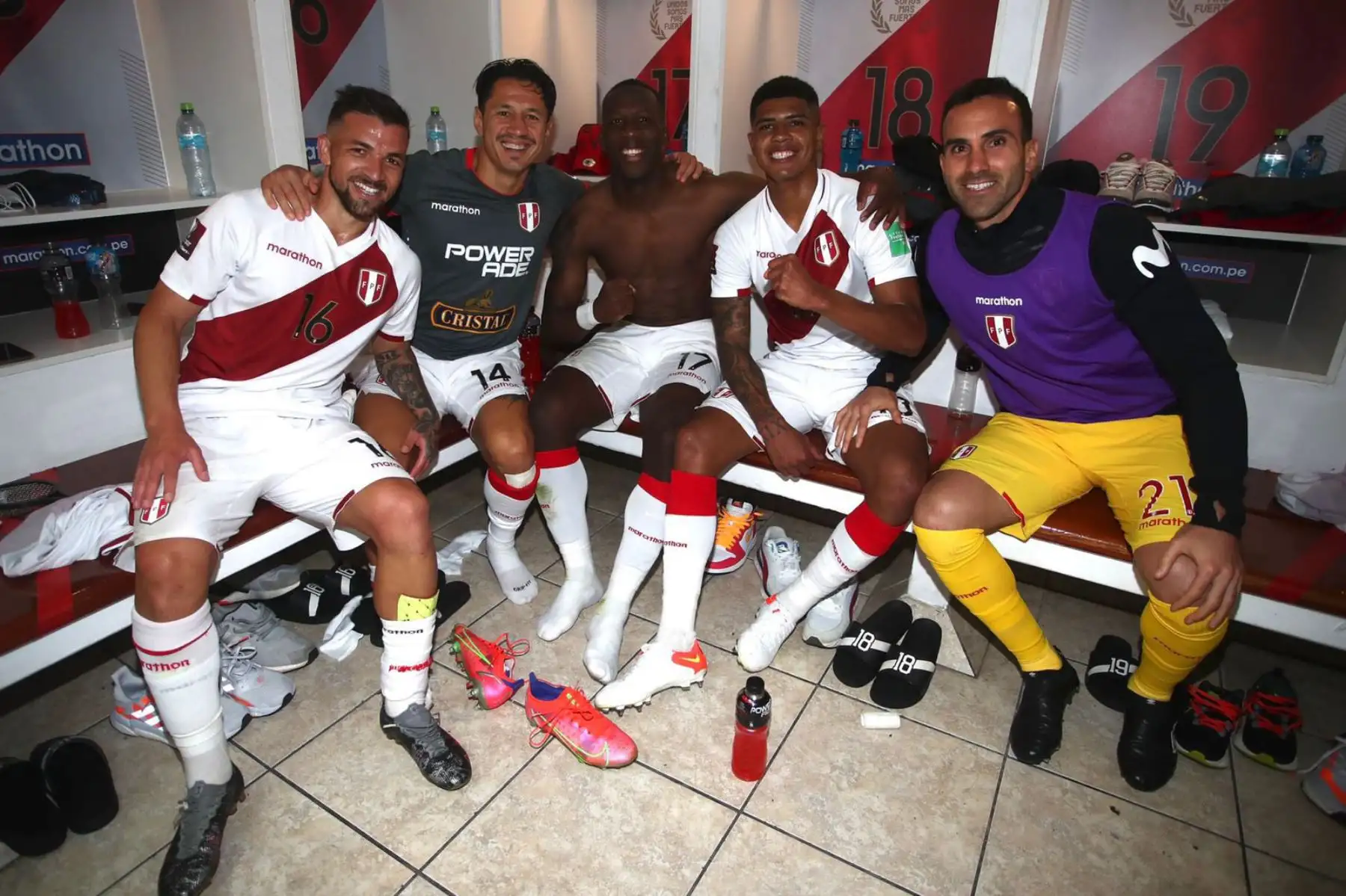 La selección peruana celebró en los camerinos tras el triunfo ante Chile por 2-0. Foto: FPF