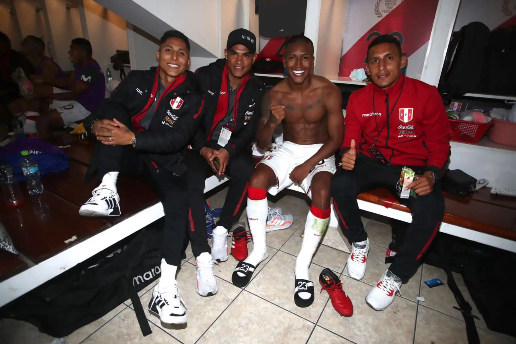 La selección peruana celebró en los camerinos tras el triunfo ante Chile por 2-0. Foto: FPF