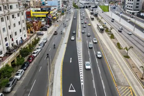 La Municipalidad de Lima concluyó la colocación de mezcla asfáltica nueva en 40 entradas y salidas de la Vía Expresa de Paseo de la República. Foto: ANDINA/Difusión