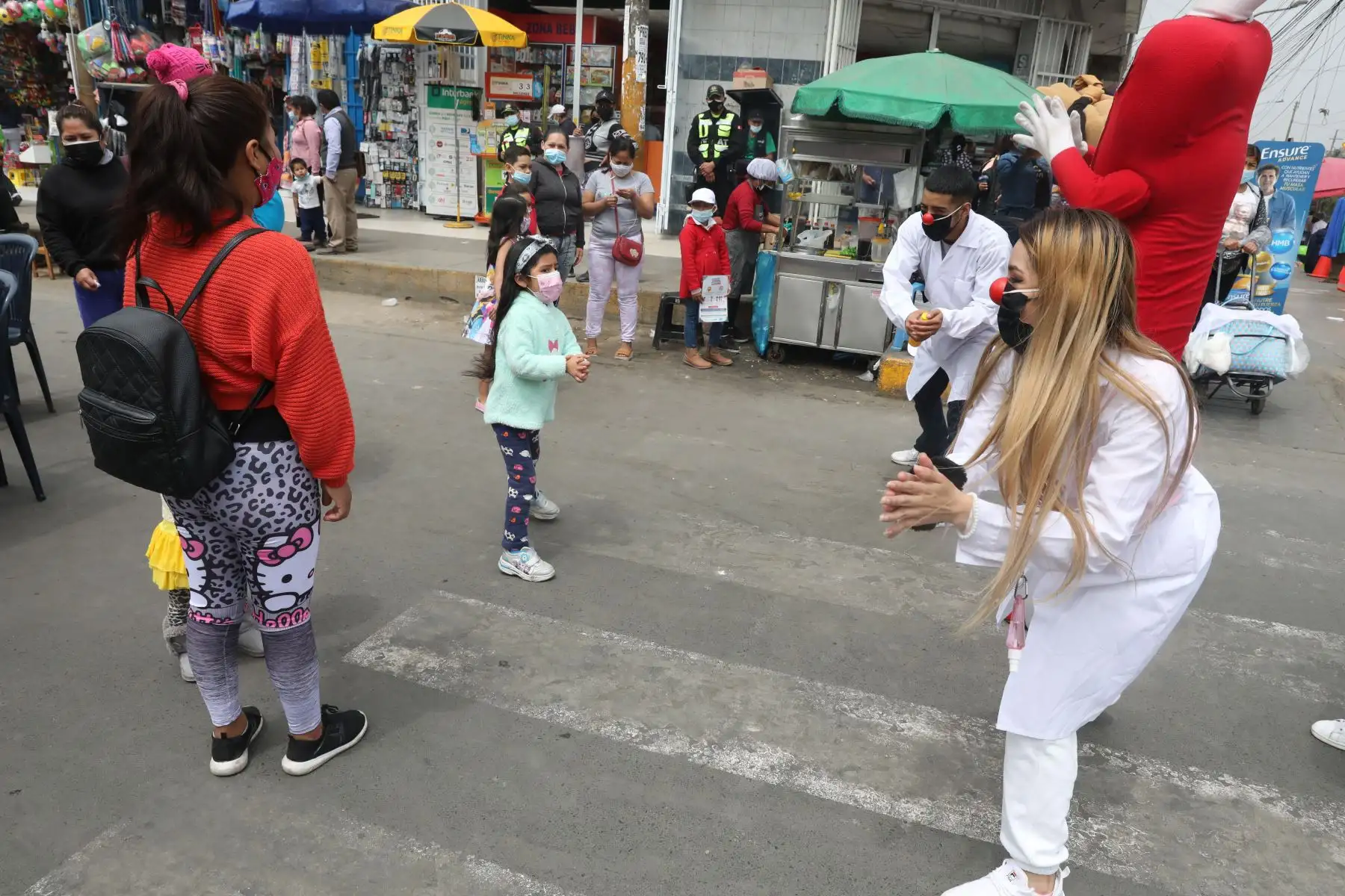 Minsa realiza vacunación contra la COVID-19 y pruebas moleculares gratuitas en el mercado Ceres durante el mes de octubre. Foto: ANDINA/Andrés Valle