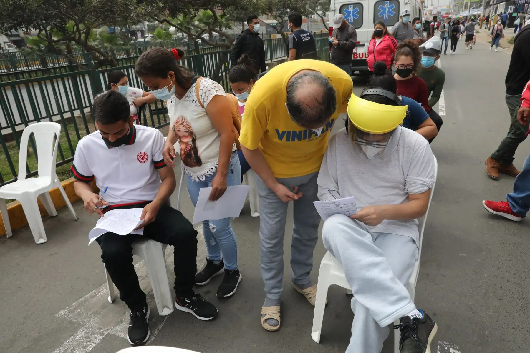 Minsa realiza vacunación contra la COVID-19 y pruebas moleculares gratuitas en el mercado Ceres durante el mes de octubre. Foto: ANDINA/Andrés Valle