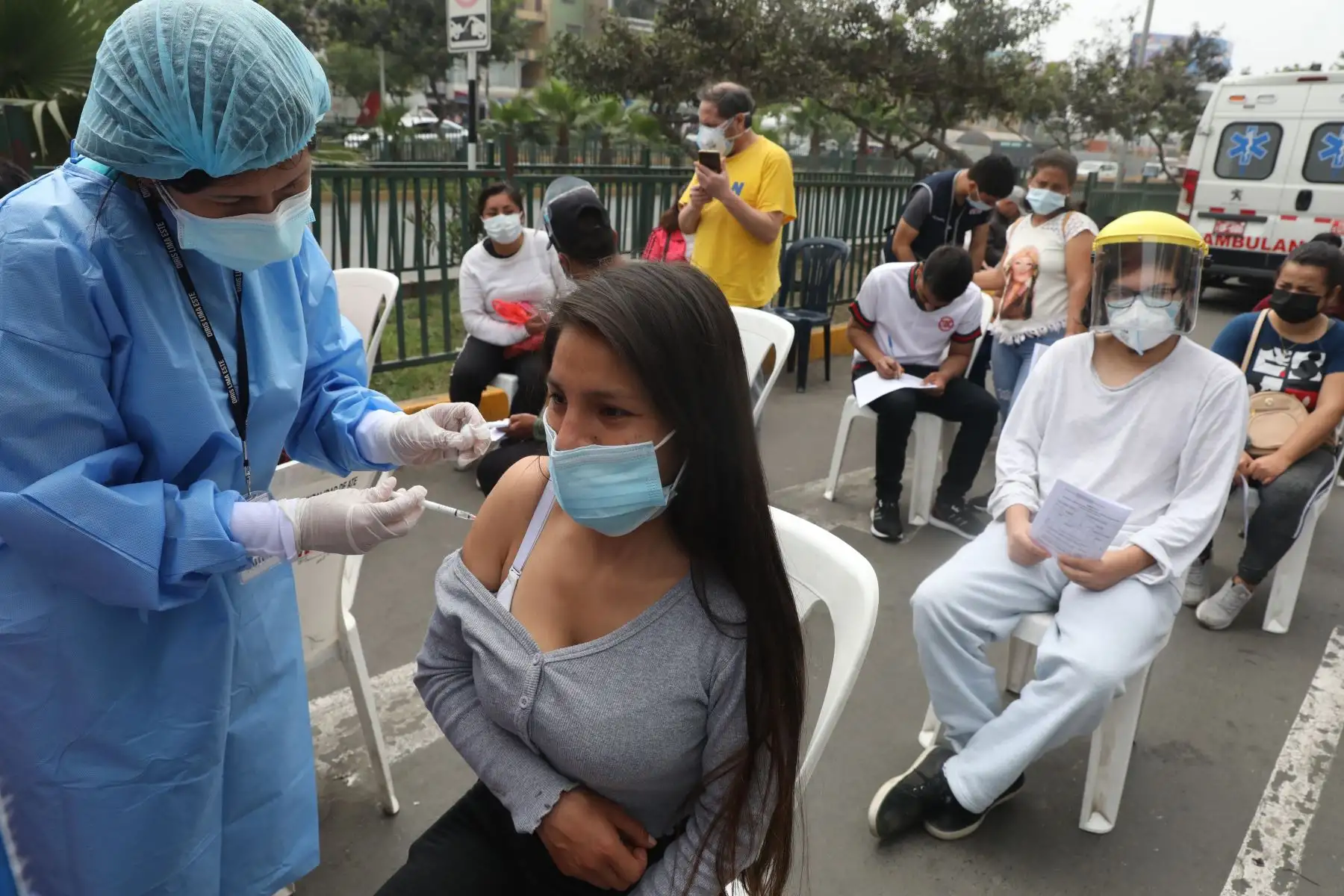 Minsa realiza vacunación contra la COVID-19 y pruebas moleculares gratuitas en el mercado Ceres durante el mes de octubre. Foto: ANDINA/Andrés Valle
