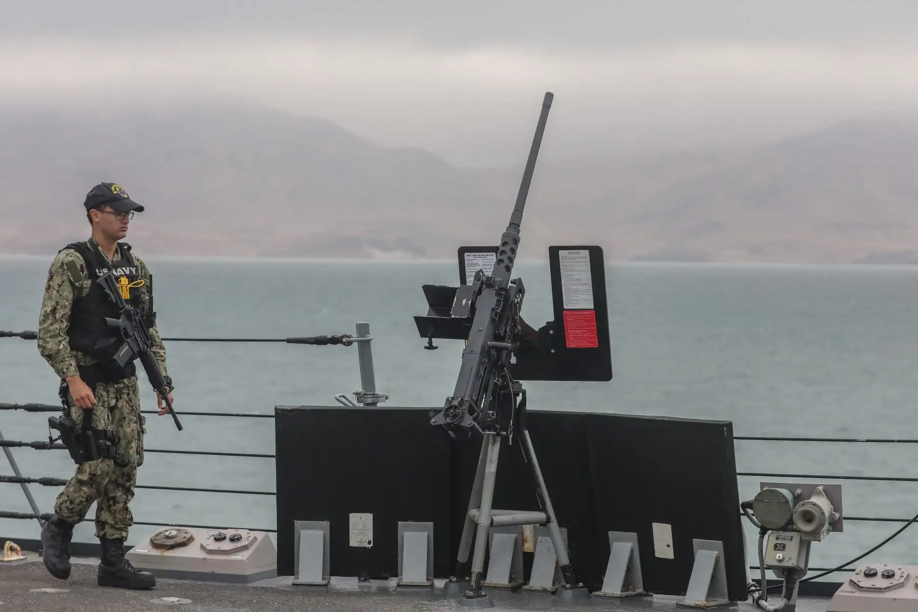 El destructor USS Mustin tiene 509.5 metros de largo, 66 metros de ancho y puede llevar dos helicópteros MH-60R Sea Hawk adscritos a los "Escorpiones" del Escuadrón de Ataque Marítimo de Helicópteros (HSM) 49.
Foto: ANDINA/Andrés Valle