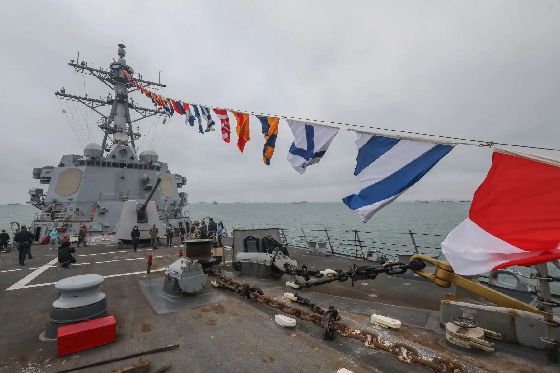 El USS Mustin está estacionado en el puerto del Callao. Los ejercicios se desarrollarán en tres fases: marítima, anfibia y amazónica, centrándose en desastres naturales, pandemias, ayuda humanitaria y entrenamientos en las diversas áreas de la guerra naval.  
Foto: ANDINA/Andrés Valle