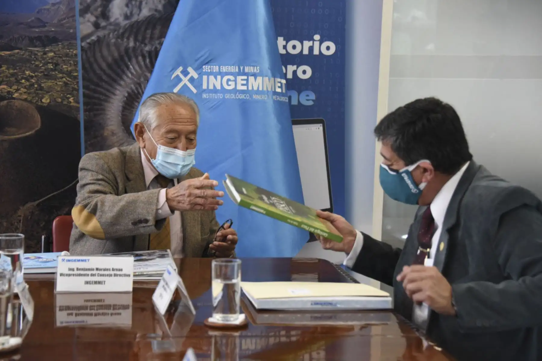 El jefe institucional del Cenepred, Marco Antonio Jaymez, fue recibido por el vicepresidente ejecutivo del Ingemmet, Benjamín Morales. Fotos: ANDINA/Ingemmet.