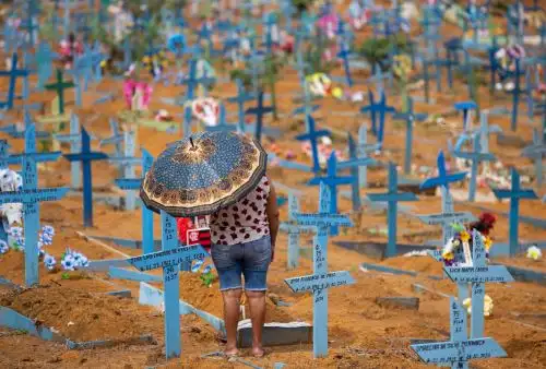 "Si no fuera por la vacunación, ya habríamos batido esta triste marca de 600.000 muertos hace mucho tiempo". Foto: AFP