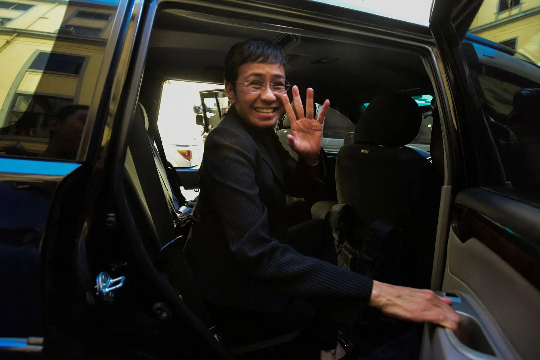 Esta foto de archivo tomada el 16 de diciembre de 2019 muestra a Maria Ressa, cofundadora y directora ejecutiva del sitio web de noticias Rappler, con sede en Filipinas, saludando mientras se marcha después de una audiencia en un tribunal de Manila. - El Premio Nobel de la Paz 2021 le fue otorgado el 8 de octubre de 2021 a los periodistas Maria Ressa (Filipinas) y Dmitry Muratov (Rusia). Foto: AFP