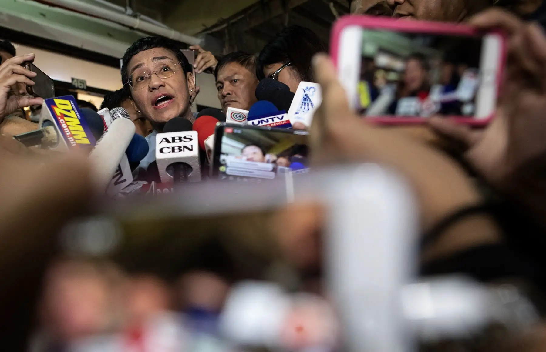 Esta foto de archivo tomada el 14 de febrero de 2019 muestra a la periodista filipina Maria Ressa (arriba a la izquierda) dando una declaración después de pagar la fianza en un tribunal de primera instancia regional en Manila. - El Premio Nobel de la Paz 2021 fue otorgado el 8 de octubre de 2021 a los periodistas Maria Ressa (Filipinas) y Dmitry Muratov. Foto: AFP