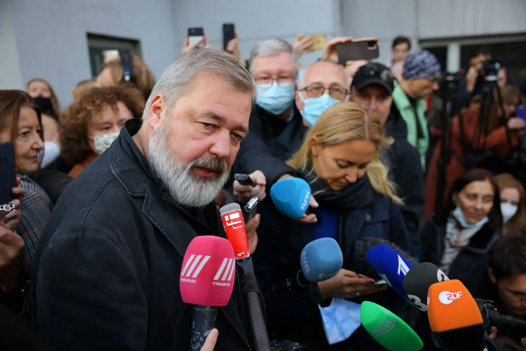 El principal editor en jefe del periódico independiente de Rusia Novaya Gazeta y el ganador del Premio Nobel de la Paz en 2021, Dmitry Muratov, se reúne con los reporteros fuera de la oficina del periódico en Moscú el 8 de octubre de 2021. Foto: AFP