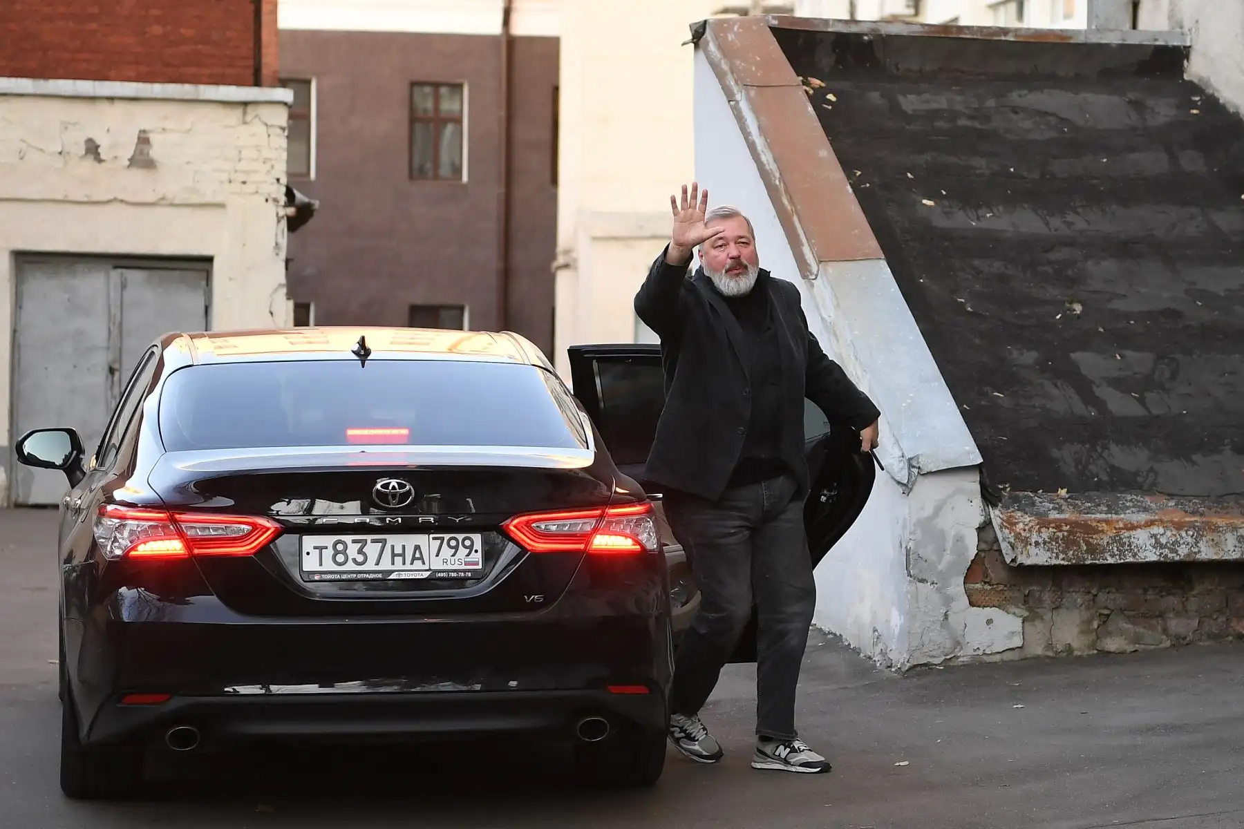 El principal editor en jefe del periódico independiente de Rusia Novaya Gazeta y el ganador del Premio Nobel de la Paz en 2021, Dmitry Muratov, llega para reunirse con los reporteros frente a la oficina del periódico en Moscú el 8 de octubre de 2021. Foto: AFP
