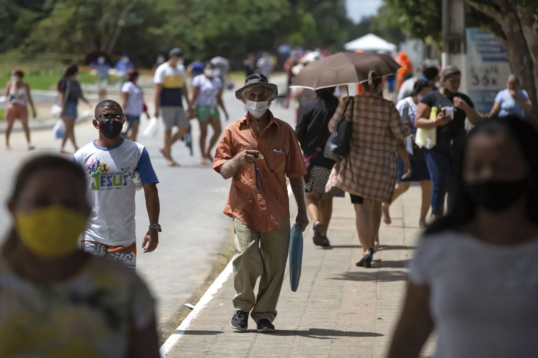La gente visita el cementerio de Nossa Senhora Aparecida en Manaus, estado de Amazonas, Brasil, el primer día que los cementerios reabrieron al público en general desde el inicio de la pandemia de COVID-19. Foto: AFP
