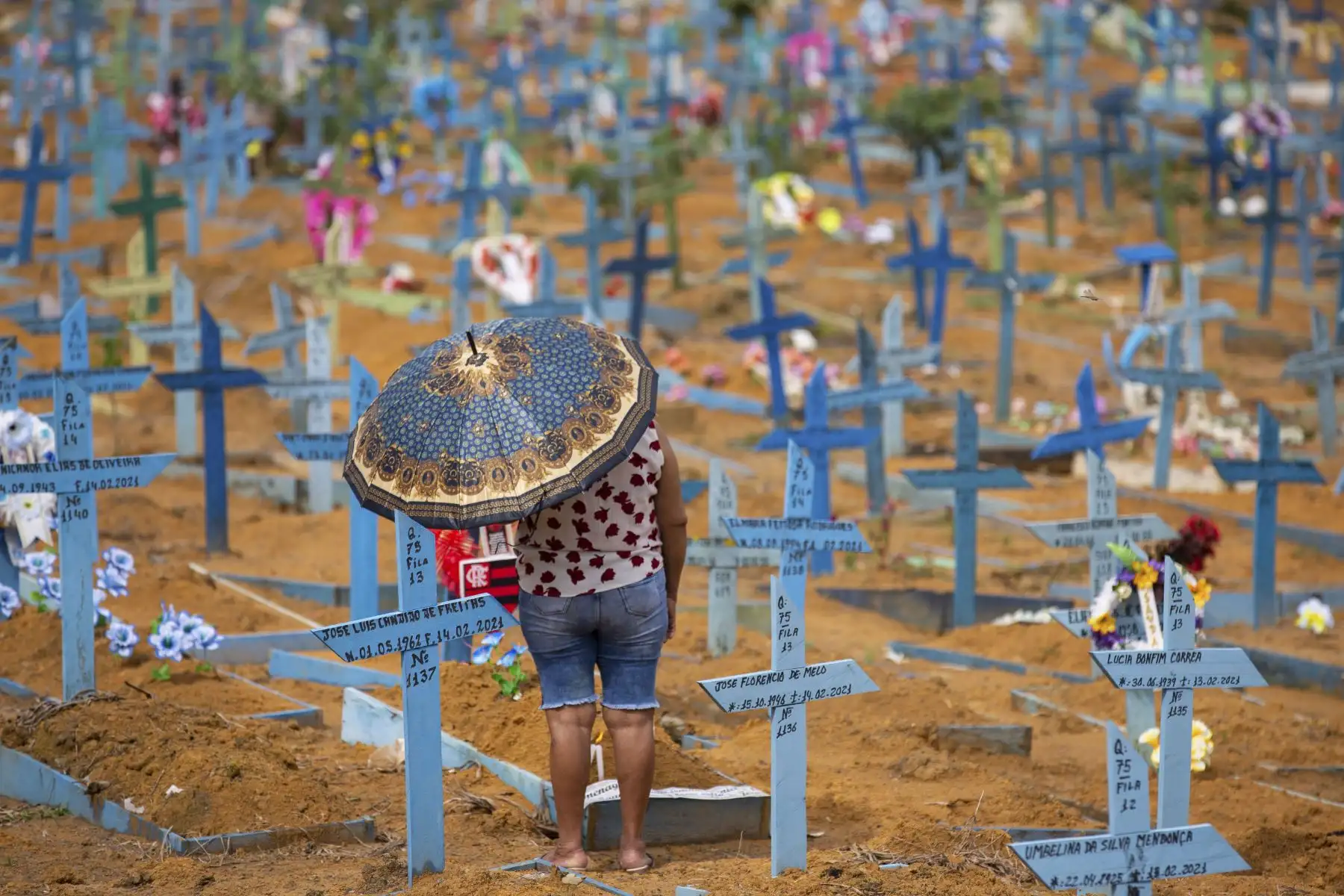 Una mujer visita el cementerio de Nossa Senhora Aparecida el Día de la Madre, en Manaus, estado de Amazonas, Brasil. Foto: AFP