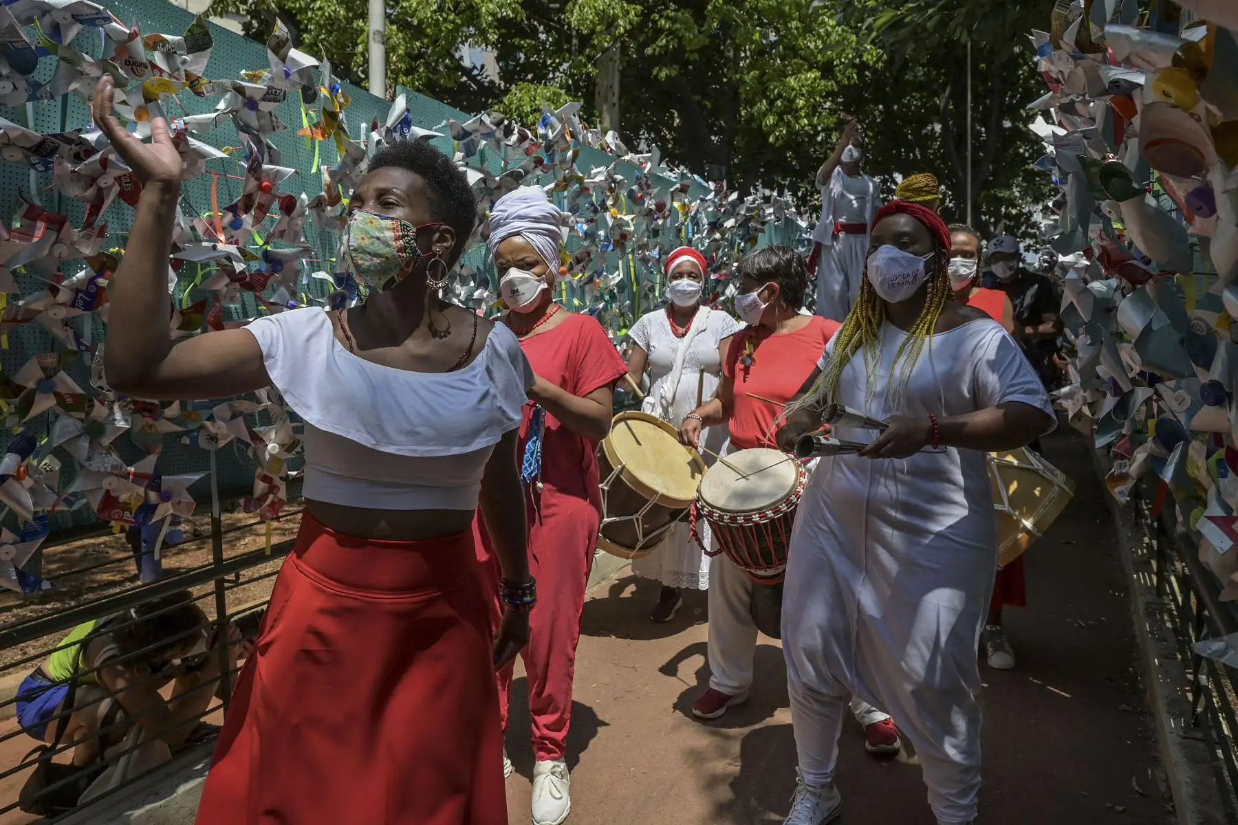 Los miembros de la caminata de la banda de percusión Ilu Oba de Min actúan en un lugar conmemorativo a las víctimas del COVID-19 en la Plaza Franklin Roosevelt en Sao Paulo, Brasil. Foto: AFP