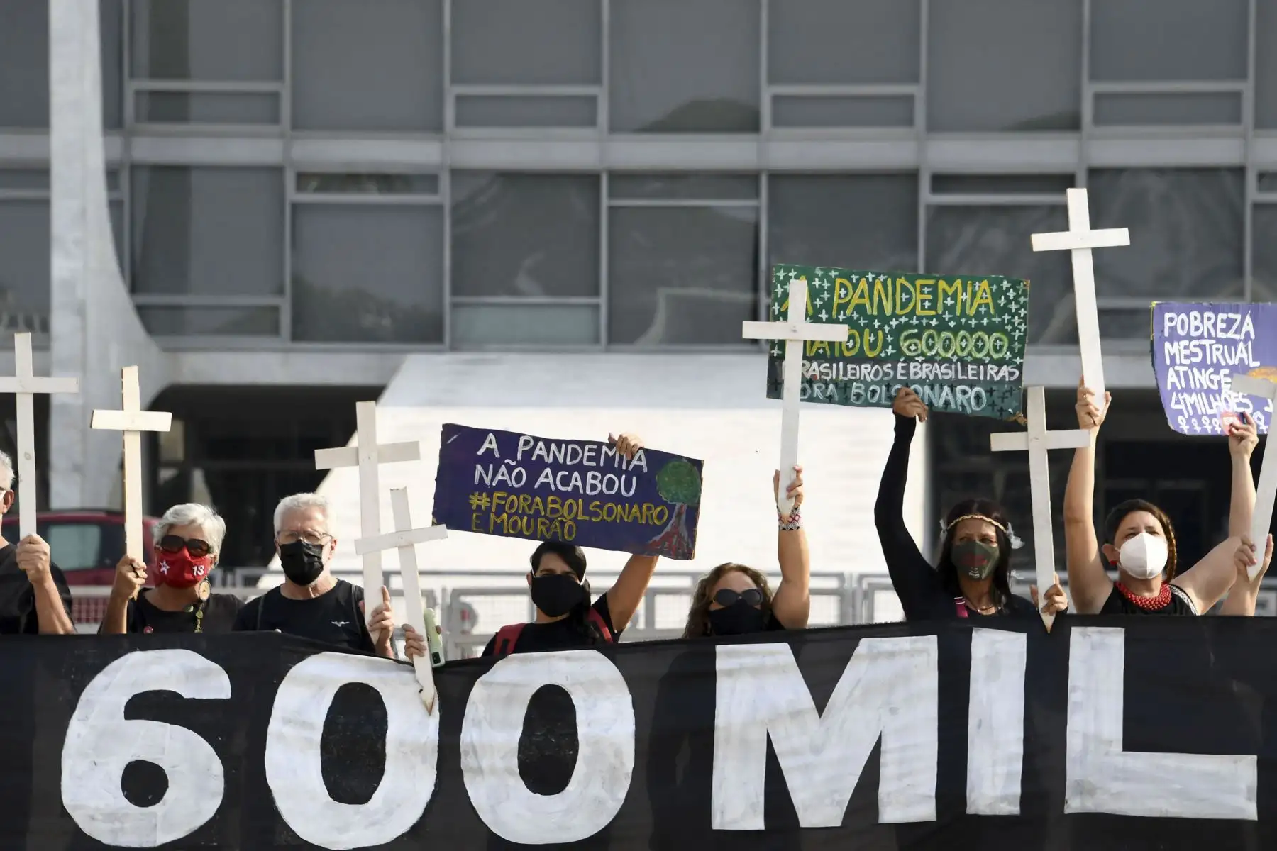 Manifestantes protestan frente al Palacio Planalto en Brasilia el día en que se espera que el país alcance el hito de 600.000 personas muertas por el nuevo coronavirus COVID-19, el 8 de octubre de 2021. - El coronavirus ha matado al menos 4.830.270 personas desde el brote. surgió en China en diciembre de 2019, con casi 600.000 de ellos solo en Brasil. Foto: AFP