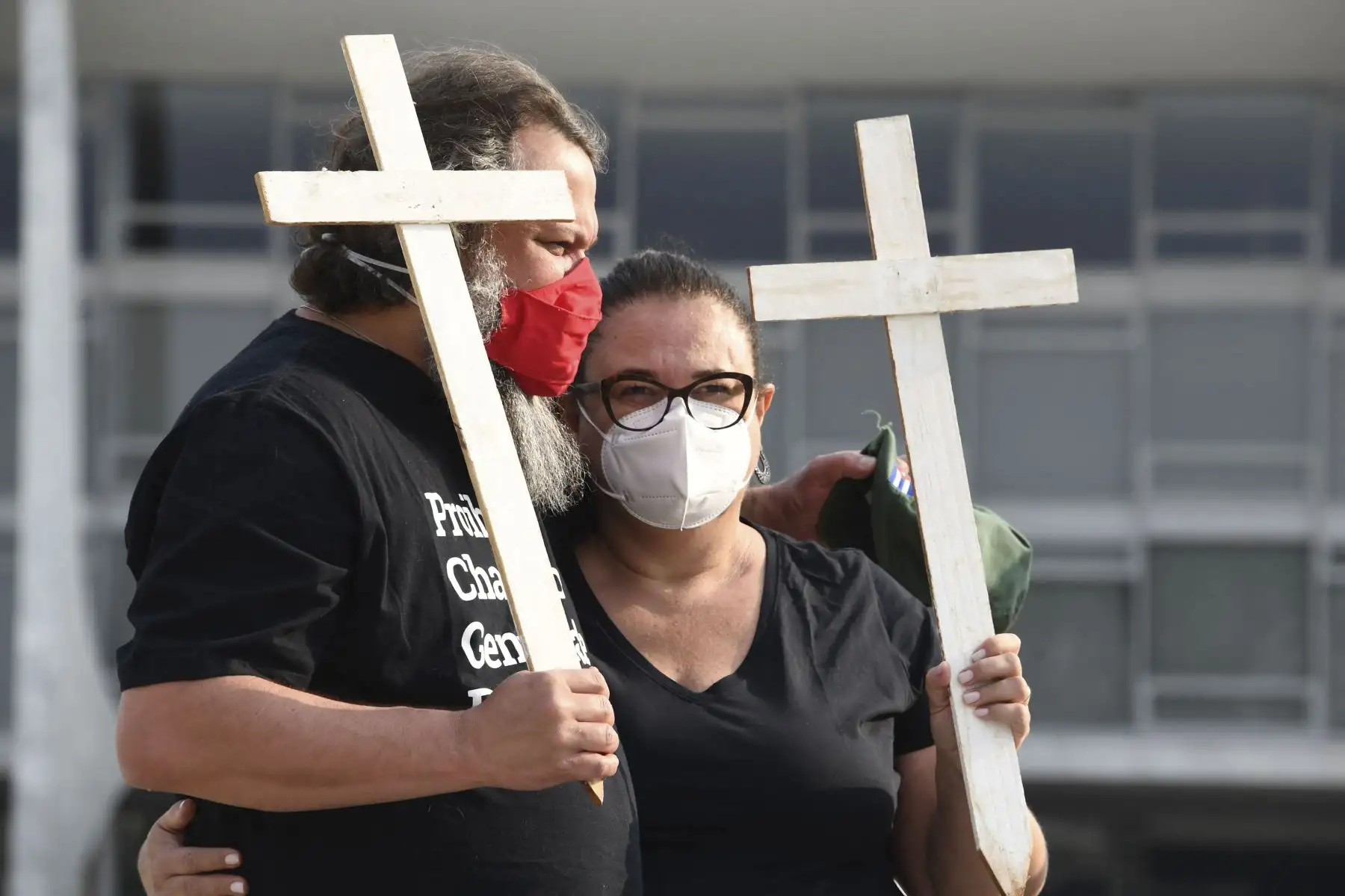 Manifestantes protestan frente al Palacio Planalto en Brasilia el día en que se espera que el país alcance el hito de 600.000 personas muertas por el nuevo coronavirus COVID-19. Foto: AFP
