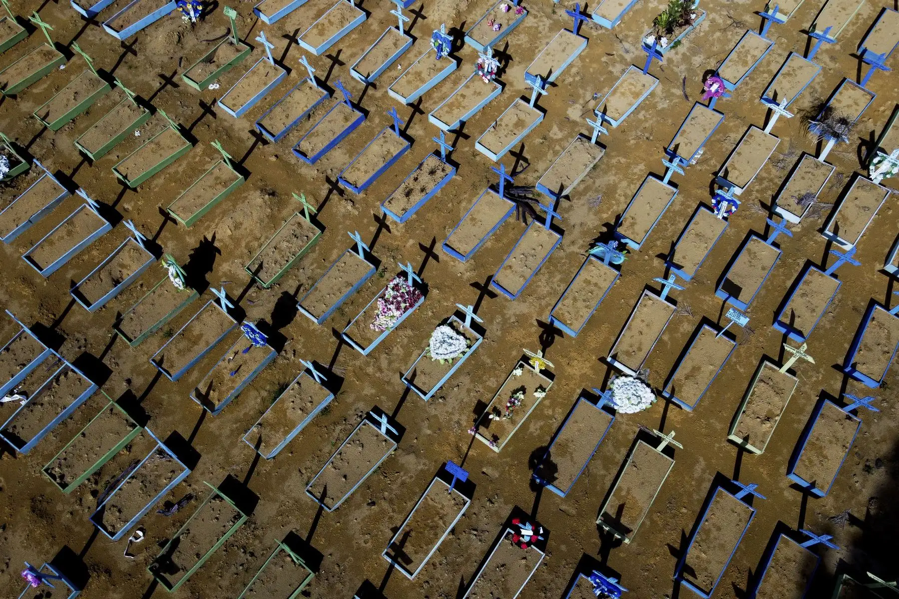 Vista aérea de las tumbas de las víctimas del COVID-19 en el cementerio Nossa Senhora Aparecida en Manaus, estado Amazonas, Brasil.