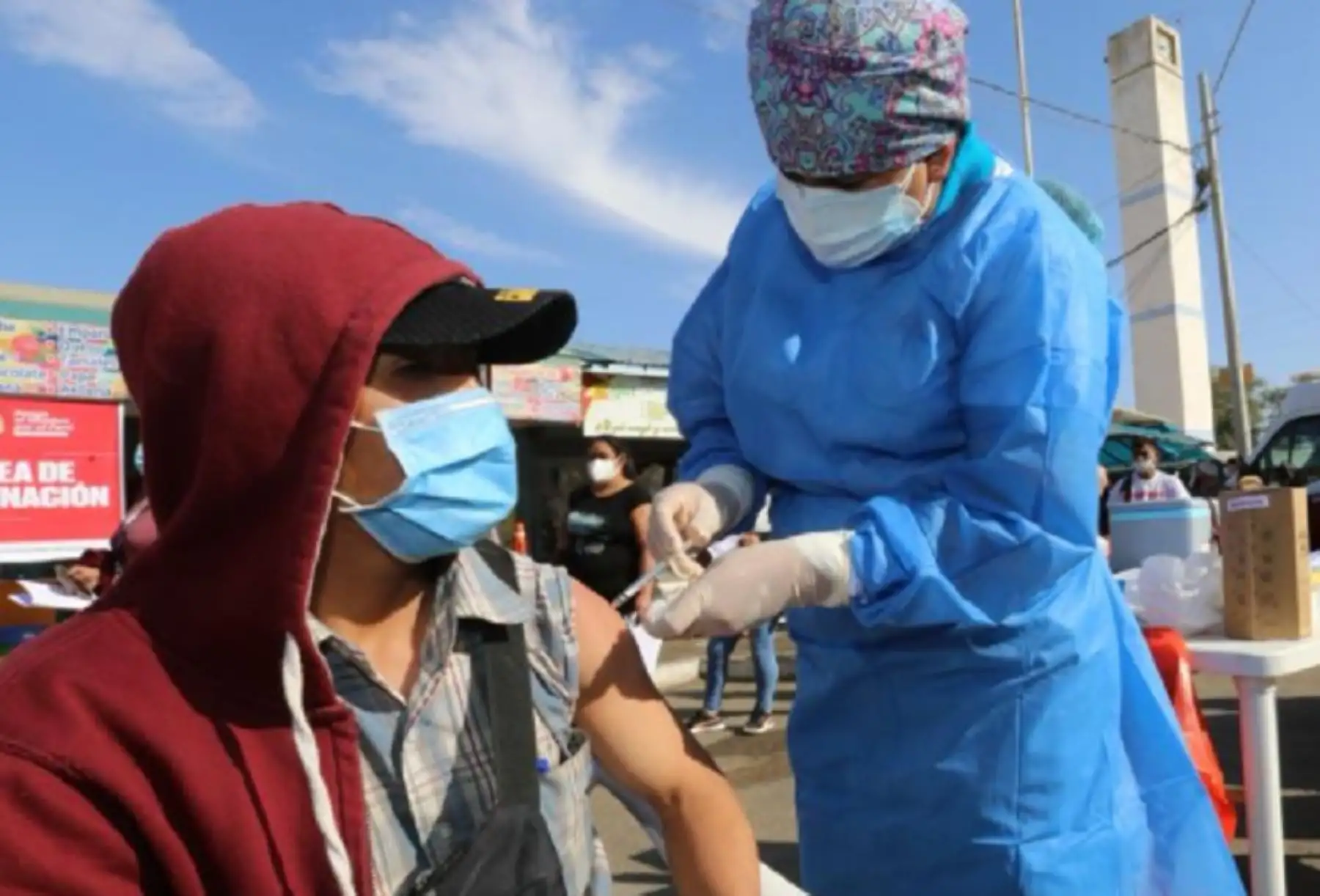 El ministro de Salud, Hernando Cevallos Flores, llega hoy a la provincia de Ayabaca, en la región Piura, como parte de su agenda de trabajo descentralizado, y que tiene como punto central la supervisión y el fortalecimiento del proceso de vacunación contra el covid-19 y también para verificar la problemática sanitaria de esta provincia andina piurana.