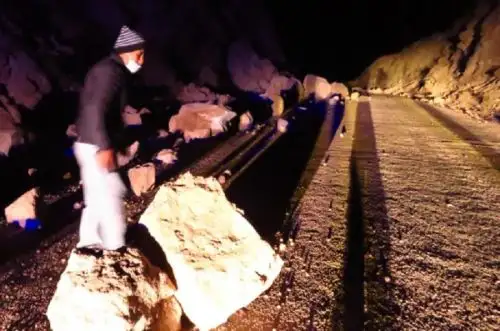 El desprendimiento de rocas en varios tramos de la carretera Cabanaconde-Pinchollo es el saldo que deja hasta el momento los doce movimientos sísmicos registrados en el distrito de Cabanaconde, en la provincia arequipeña de Caylloma.