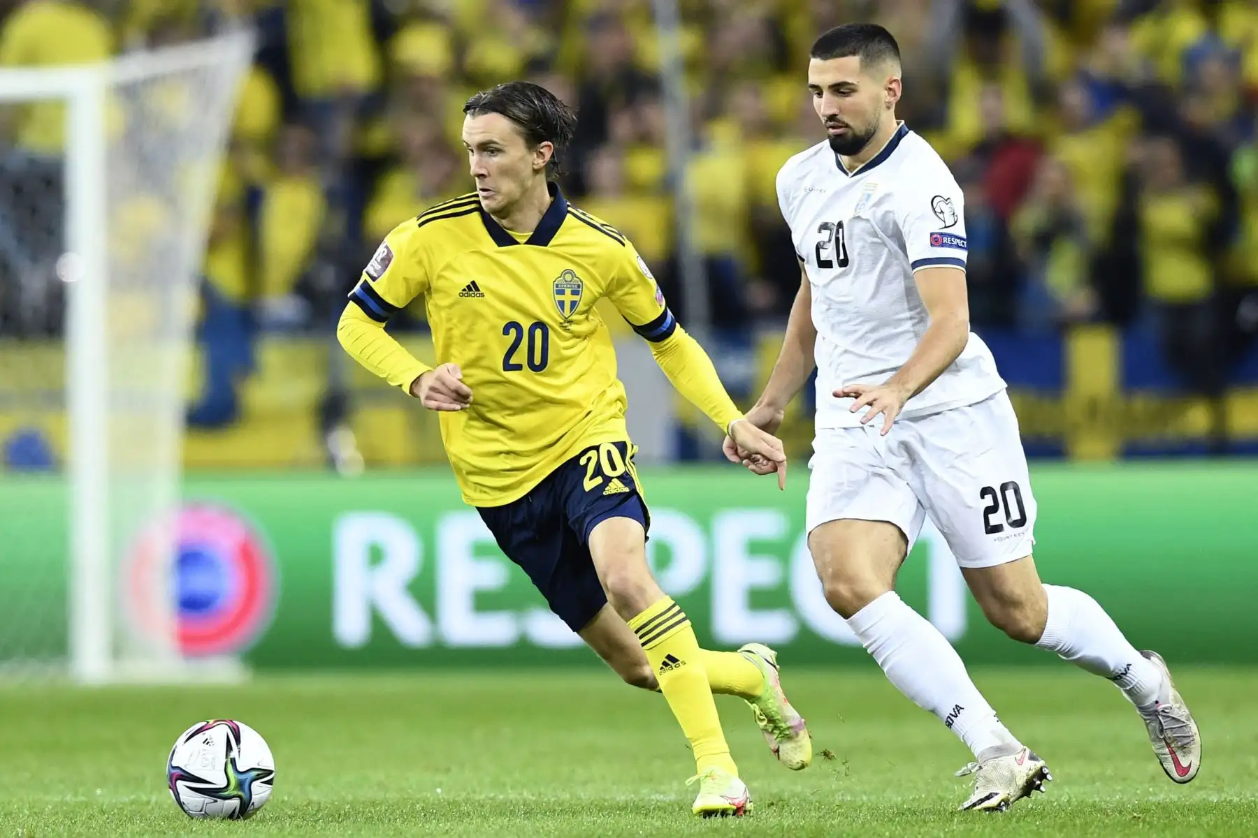 El centrocampista sueco Kristoffer Olsson y el defensor de Kosovo, Ibrahim Dresevic, compiten por el balón durante el partido de clasificatorias del Grupo B para la Copa Mundial Qatar 2022. Foto: AFP