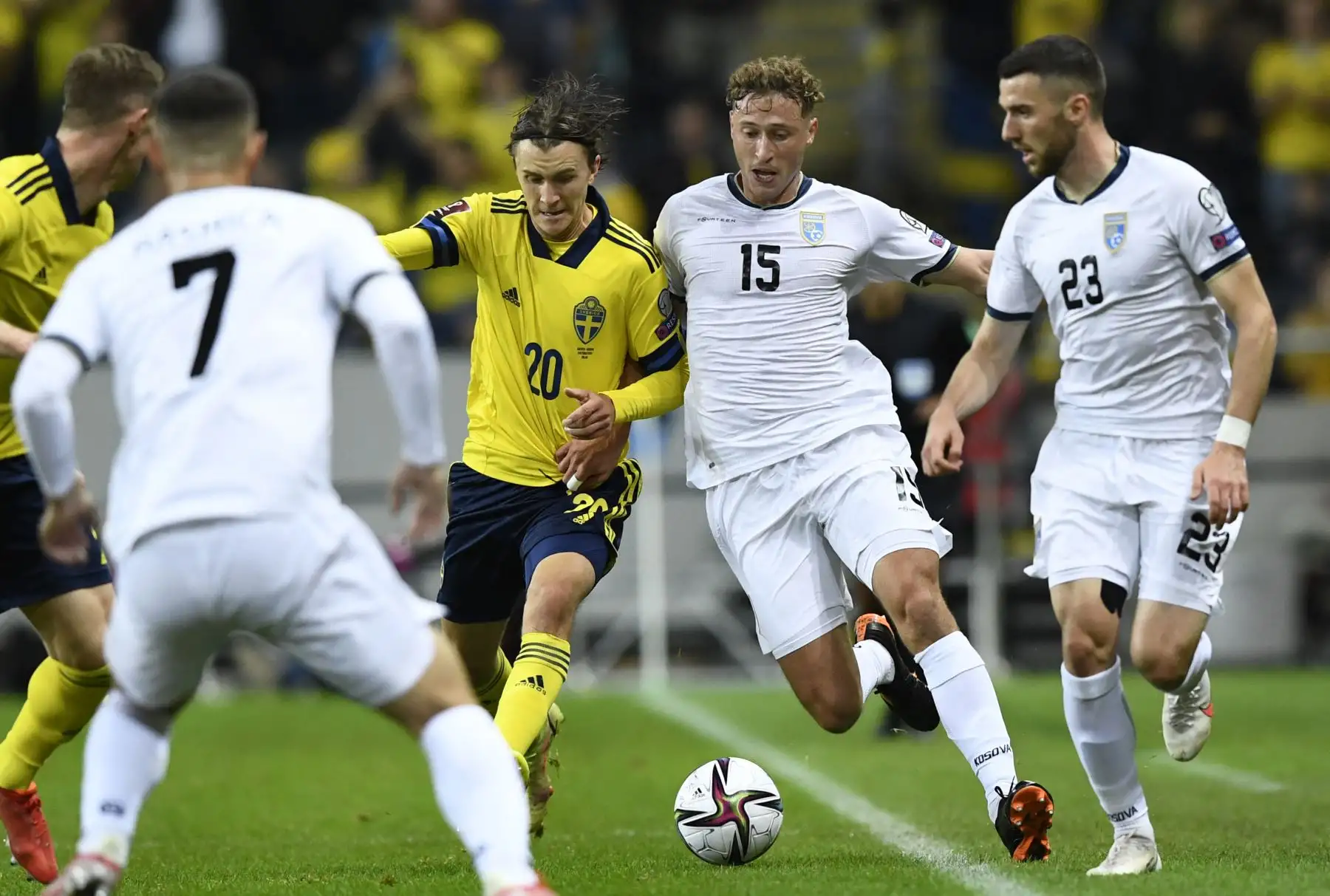 El centrocampista sueco Kristoffer Olsson y el defensor de Kosovo Mergim Vojvoda compiten por el balón durante el partido para las clasificatorias a la Copa Mundial de la FIFA Qatar 2022. Foto: AFP