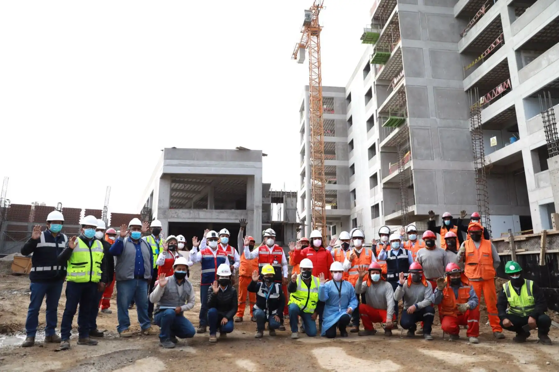 La ministra de Trabajo y Promoción del Empleo, Betssy Chavez, junto a inspectores de la Sunafil, verifica condiciones de seguridad y salud en el trabajo, en obra de construcción de la sede del Gobierno Regional de Tacna. Foto: MTPE