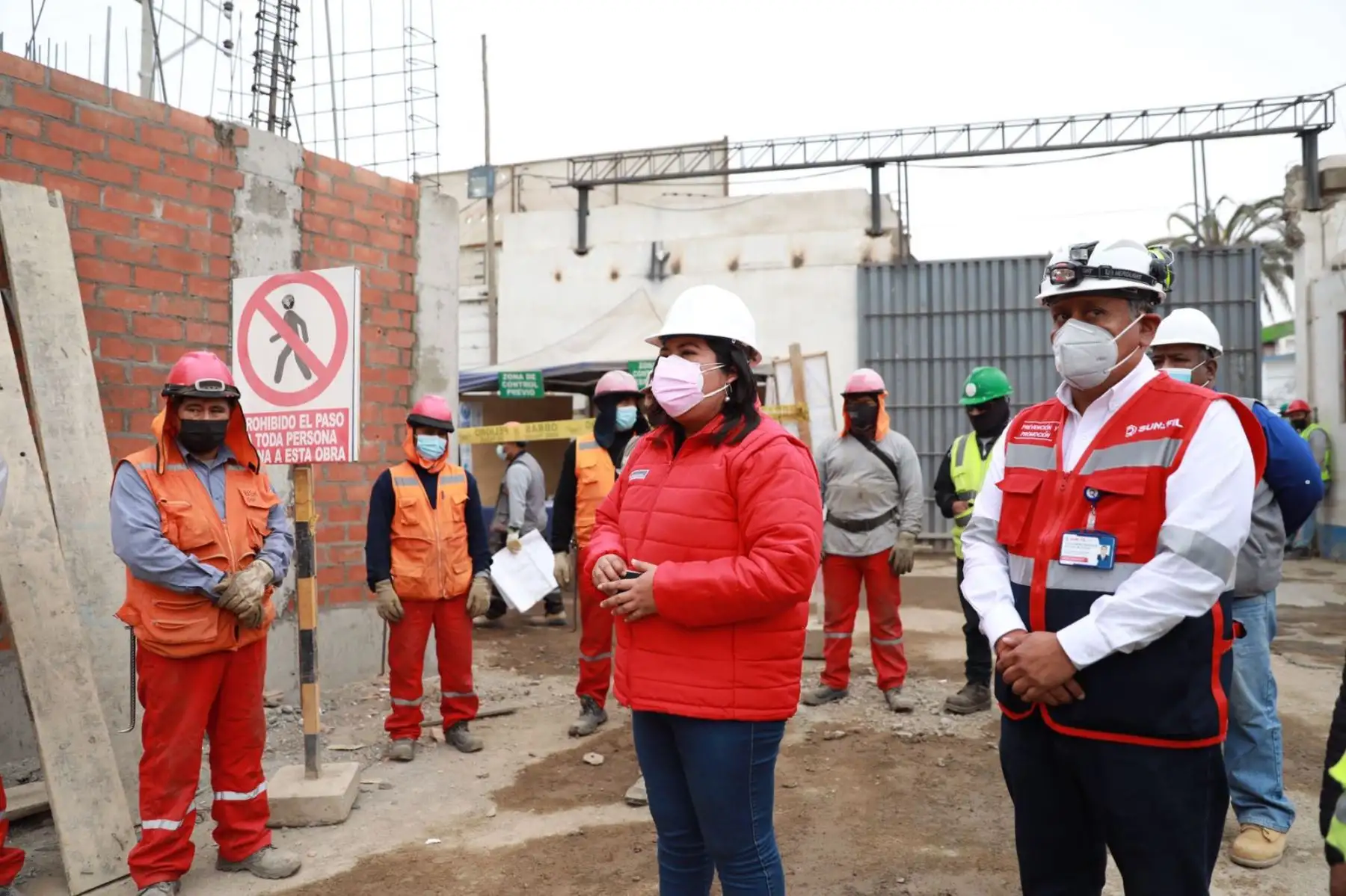 La ministra de Trabajo y Promoción del Empleo, Betssy Chavez, junto a inspectores de la Sunafil, verifica condiciones de seguridad y salud en el trabajo, en obra de construcción de la sede del Gobierno Regional de Tacna. Foto: MTPE