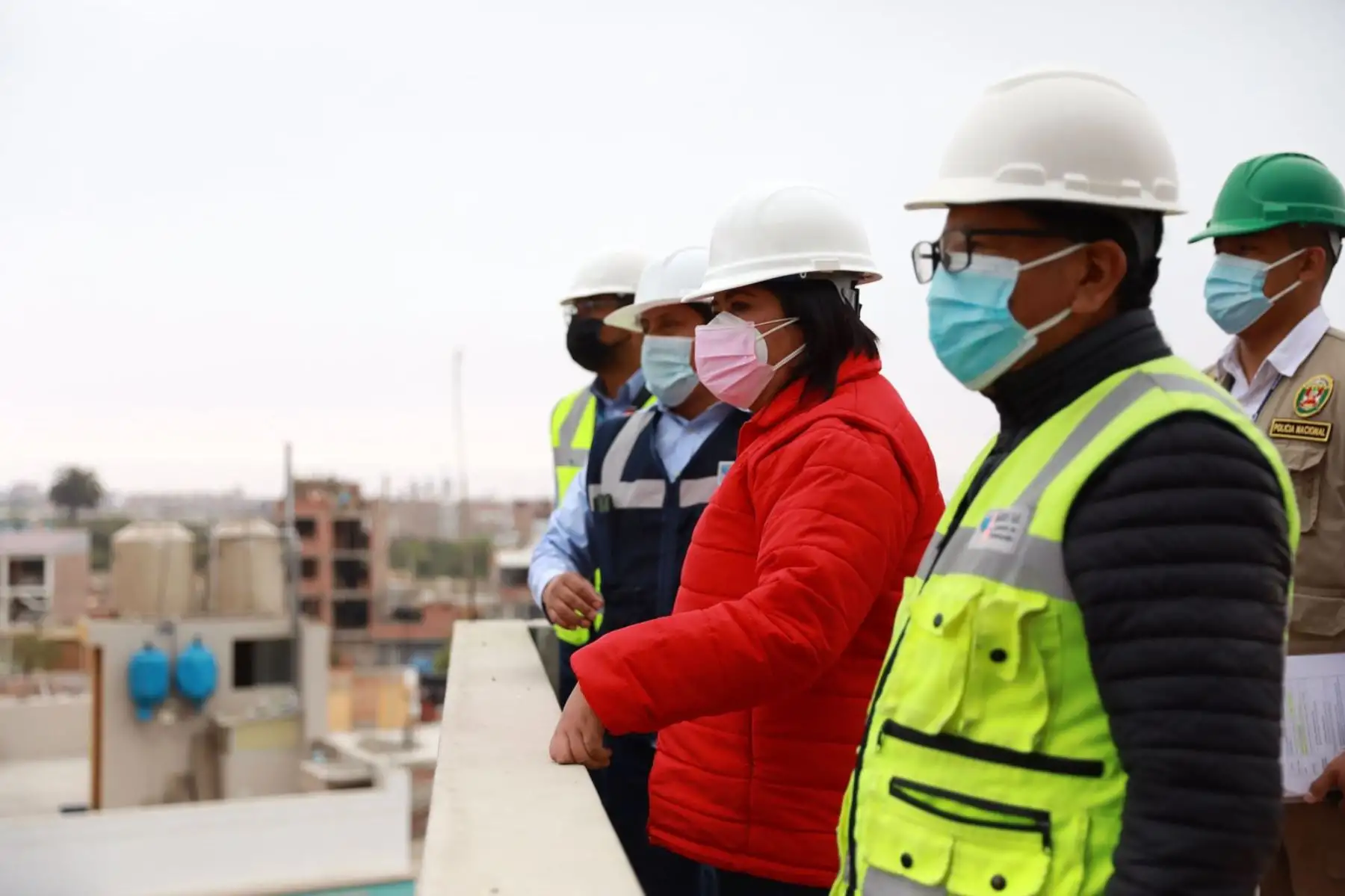 La ministra de Trabajo y Promoción del Empleo, Betssy Chavez, junto a inspectores de la Sunafil, verifica condiciones de seguridad y salud en el trabajo, en obra de construcción de la sede del Gobierno Regional de Tacna. Foto: MTPE