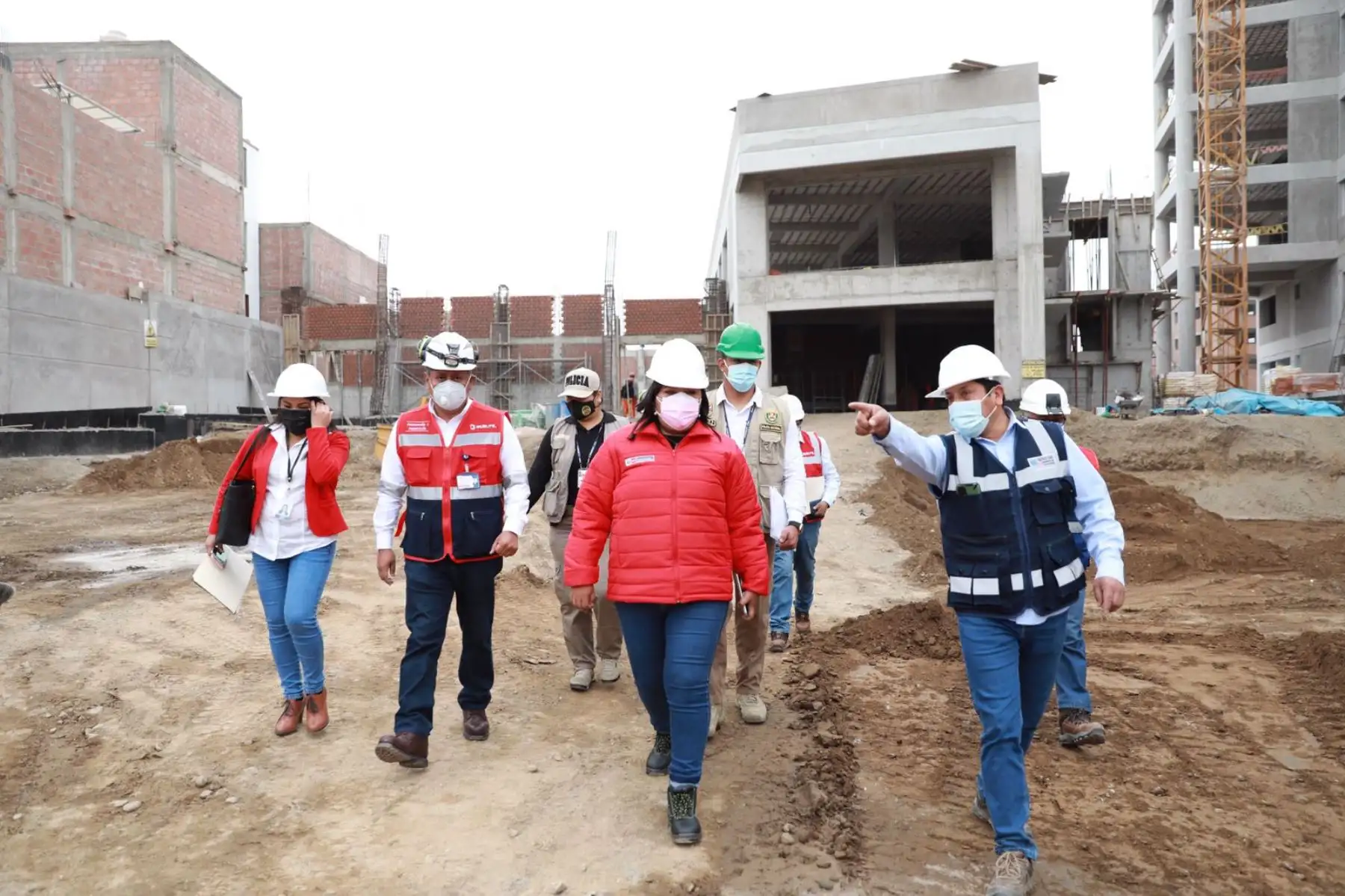 La ministra de Trabajo y Promoción del Empleo, Betssy Chavez, junto a inspectores de la Sunafil, verifica condiciones de seguridad y salud en el trabajo, en obra de construcción de la sede del Gobierno Regional de Tacna. Foto: MTPE