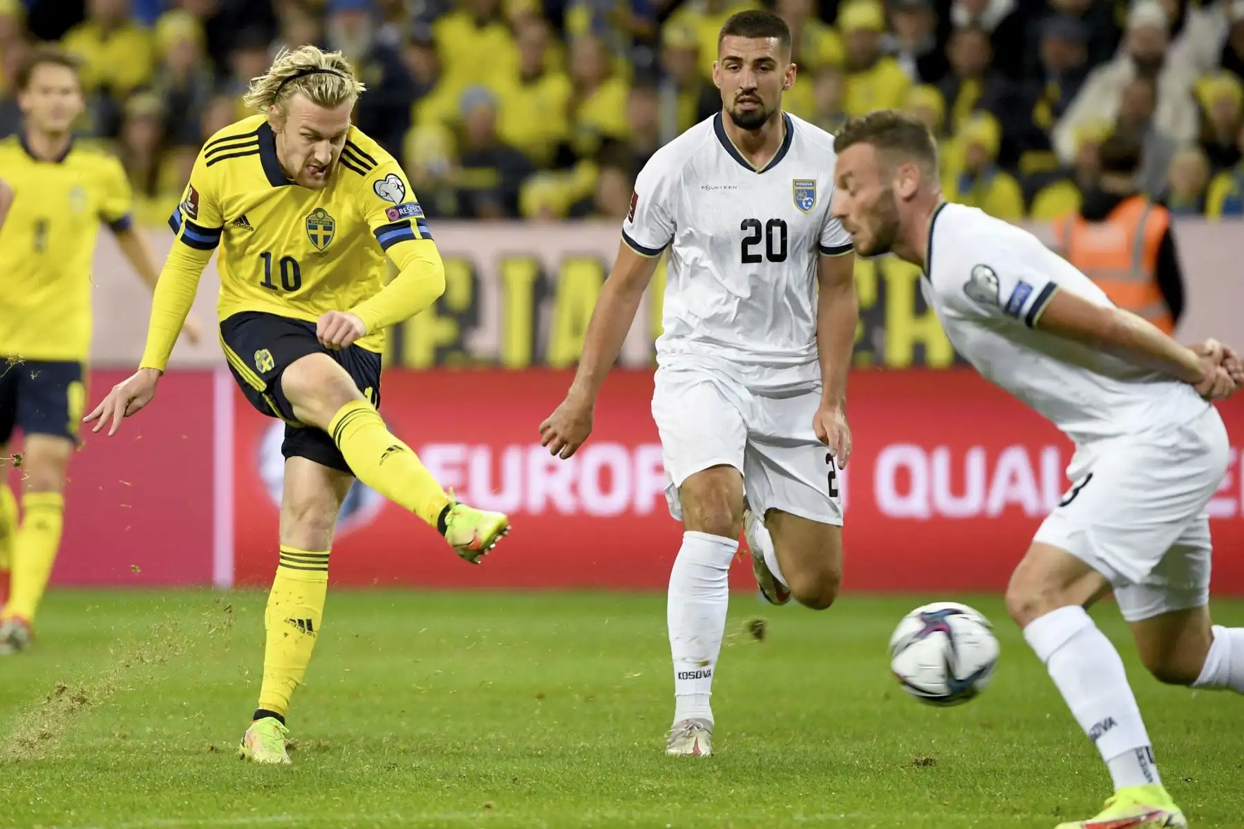 El centrocampista sueco Emil Forsberg dispara el balón junto al defensor de Kosovo, Ibrahim Dresevic, durante el partido del del Grupo B para las clasificatorias a la Copa Mundial Qatar 2022. Foto: AFP