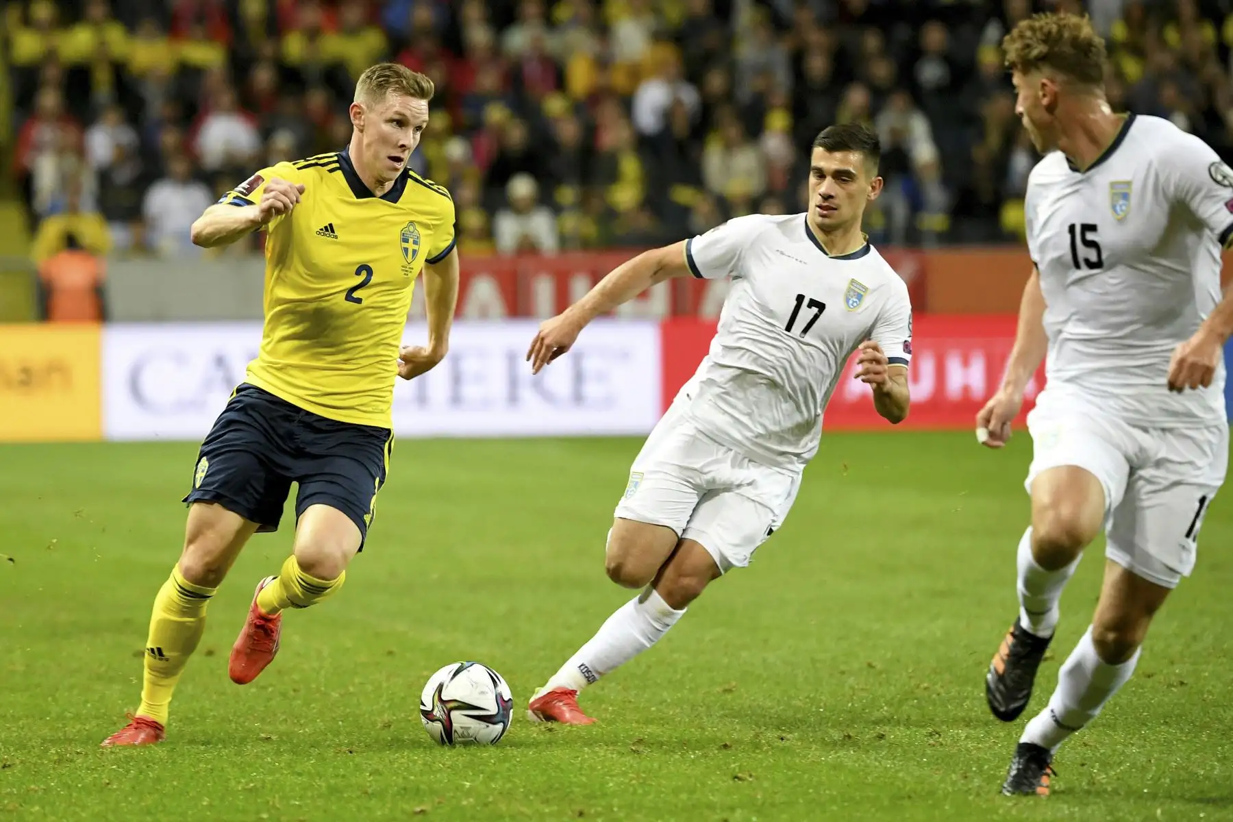 El defensor de Suecia Emil Krafth compite por el balón con el centrocampista de Kosovo, Florian Loshaj durante partido por las clasificatorias a la Copa Mundial de la FIFA Qatar 2022. Foto: AFP