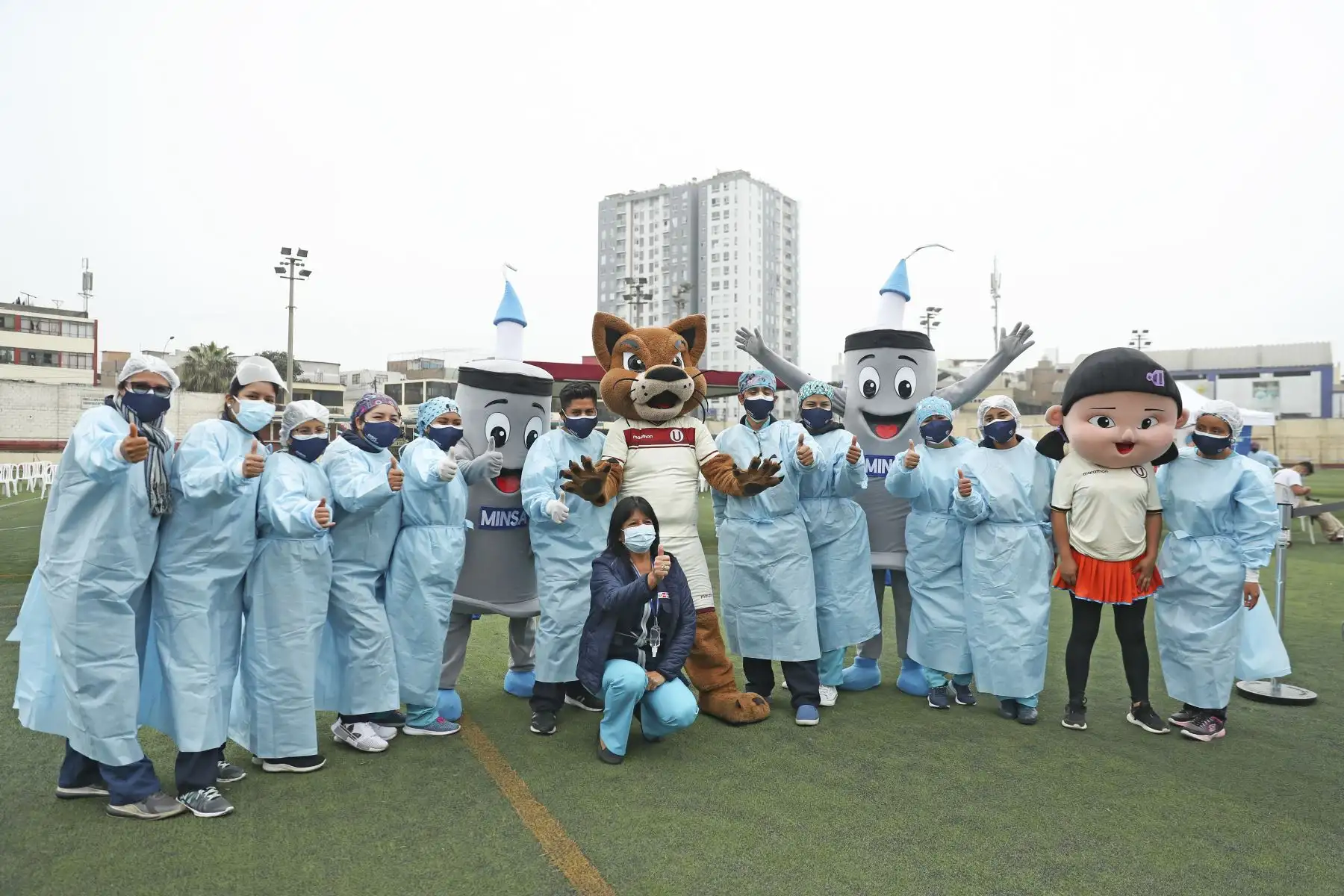 Ministerio de Salud lanza campaña "Clásico del VacunaFest" para continuar inmunizando contra la covid-19. Esta mañana, hinchas de Universitario, llegaron al Estadio Lolo Fernández, en el Cercado de Lima. Foto: ANDINA/Carla Patiño