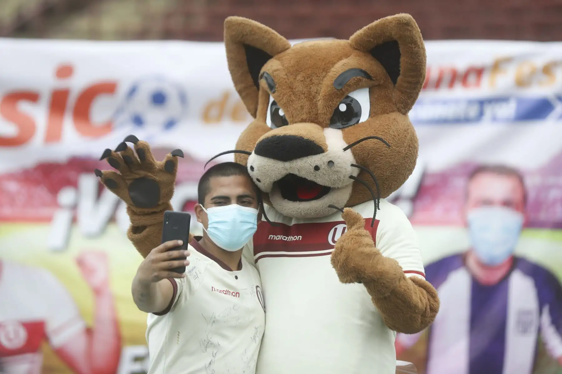 Ministerio de Salud lanza campaña "Clásico del VacunaFest" para continuar inmunizando contra la covid-19. Esta mañana, hinchas de Universitario, llegaron al Estadio Lolo Fernández, en el Cercado de Lima. Foto: ANDINA/Carla Patiño