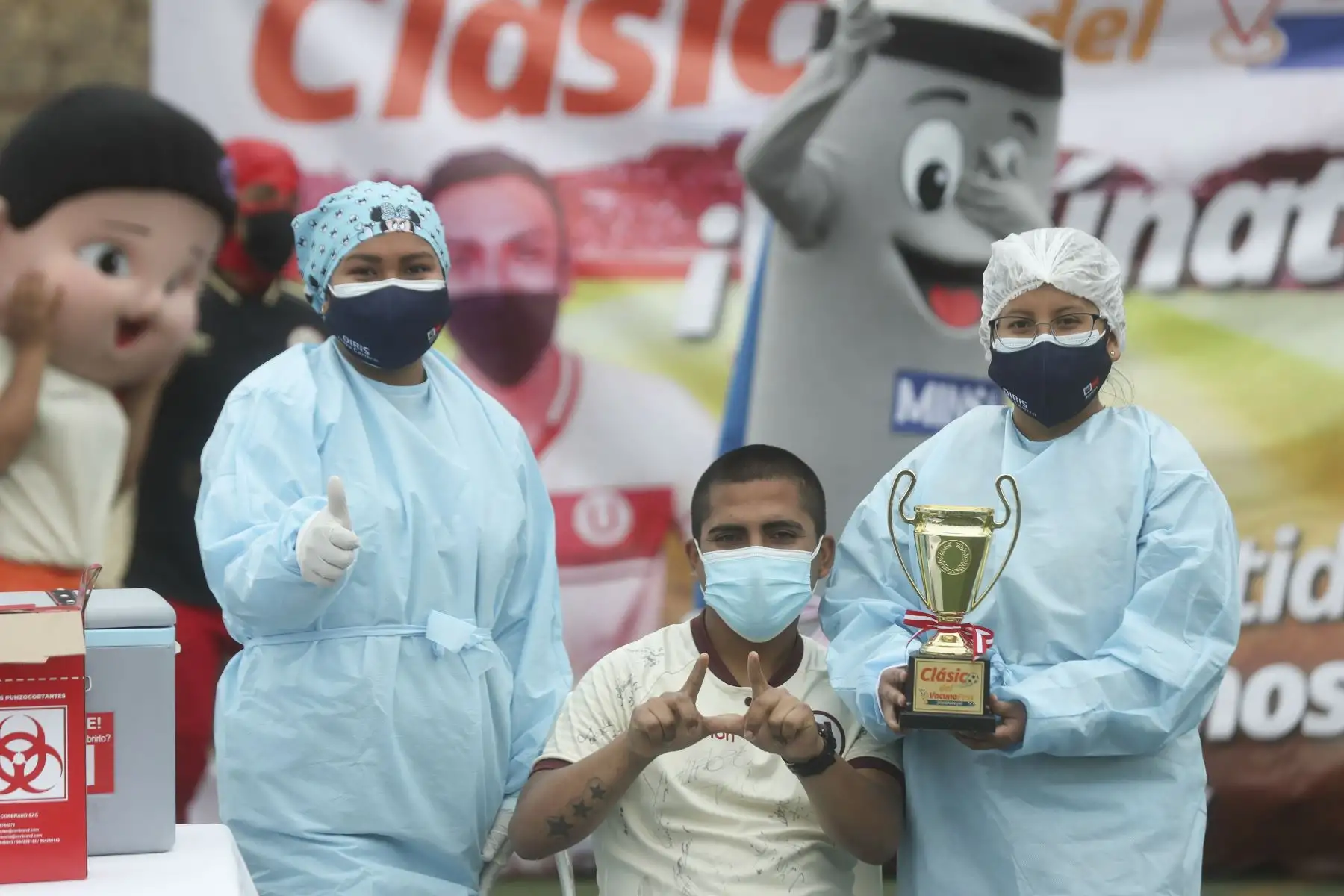 Ministerio de Salud lanza campaña "Clásico del VacunaFest" para continuar inmunizando contra la covid-19. Esta mañana, hinchas de Universitario, llegaron al Estadio Lolo Fernández, en el Cercado de Lima. Foto: ANDINA/Carla Patiño