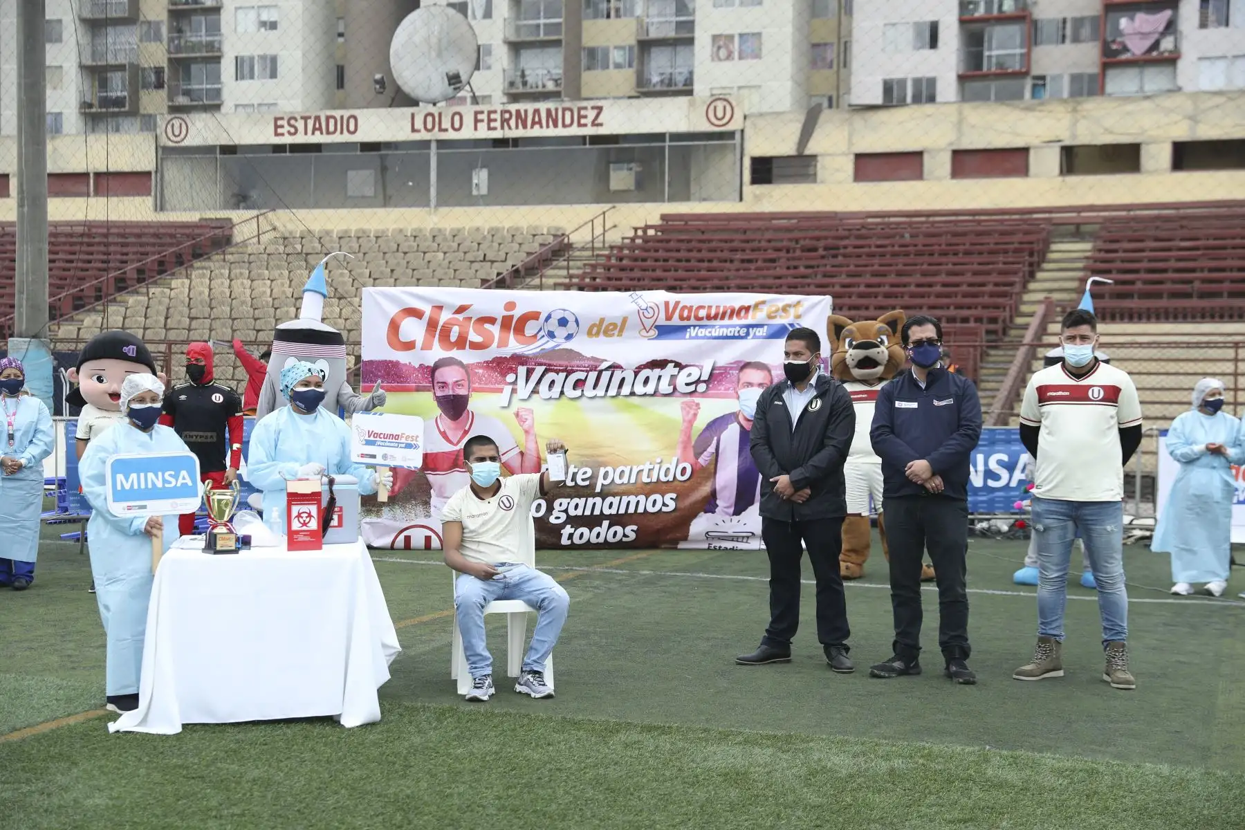 Ministerio de Salud lanza campaña "Clásico del VacunaFest" para continuar inmunizando contra la covid-19. Esta mañana, hinchas de Universitario, llegaron al Estadio Lolo Fernández, en el Cercado de Lima. Foto: ANDINA/Carla Patiño