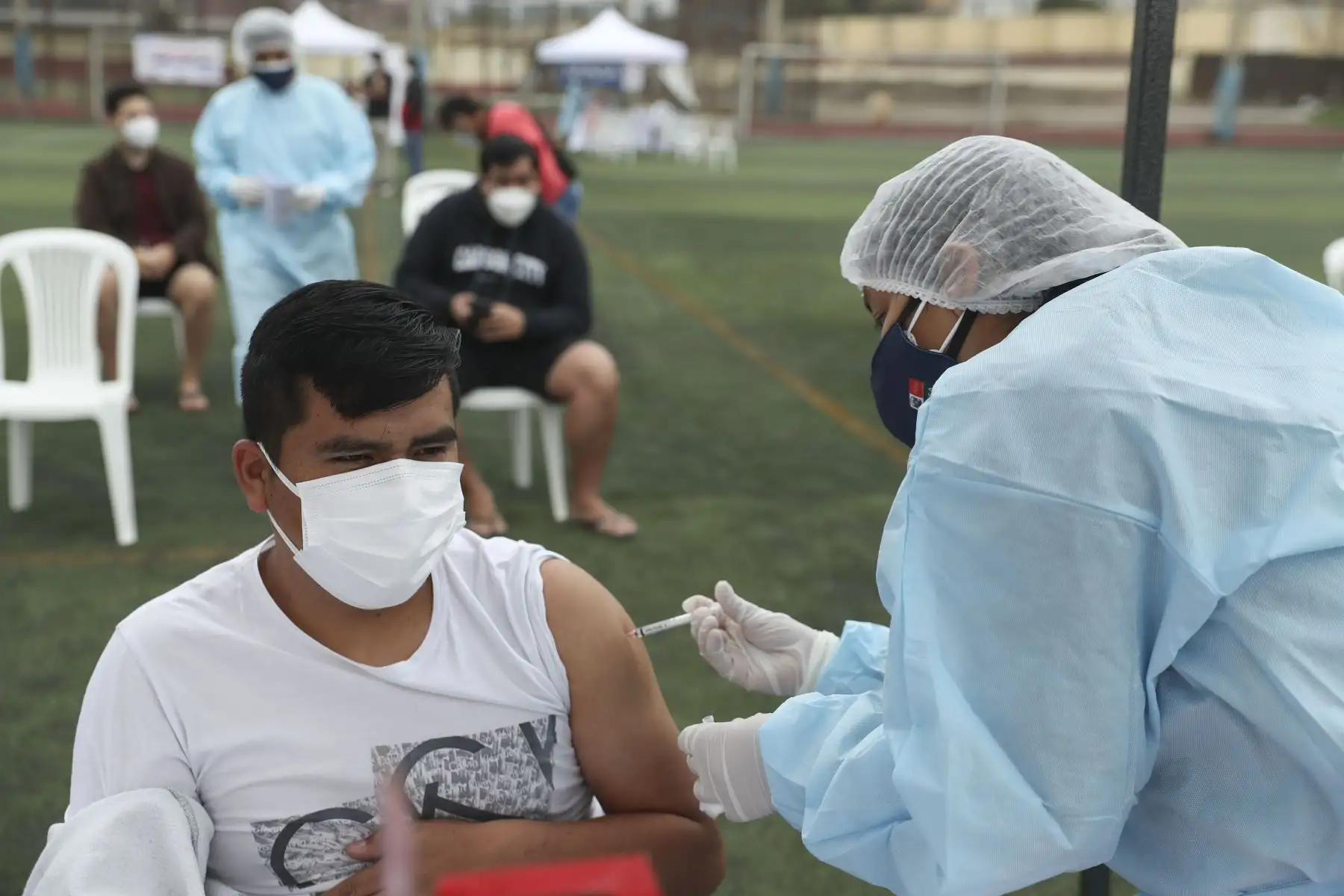 Ministerio de Salud lanza campaña "Clásico del VacunaFest" para continuar inmunizando contra la covid-19. Esta mañana, hinchas de Universitario, llegaron al Estadio Lolo Fernández, en el Cercado de Lima. Foto: ANDINA/Carla Patiño