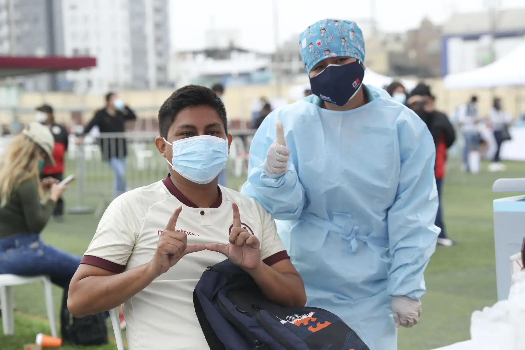 Ministerio de Salud lanza campaña "Clásico del VacunaFest" para continuar inmunizando contra la covid-19. Esta mañana, hinchas de Universitario, llegaron al Estadio Lolo Fernández, en el Cercado de Lima. Foto: ANDINA/Carla Patiño