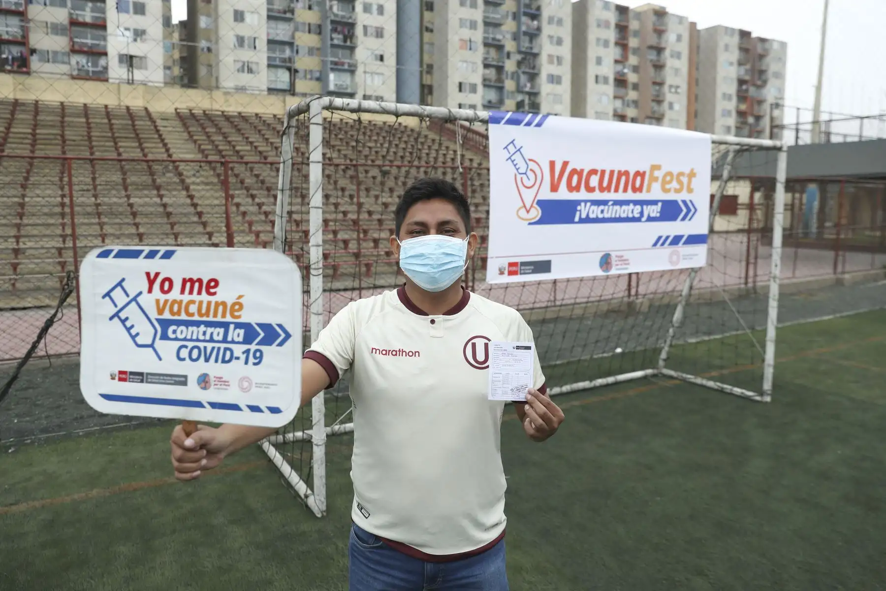 Ministerio de Salud lanza campaña "Clásico del VacunaFest" para continuar inmunizando contra la covid-19. Esta mañana, hinchas de Universitario, llegaron al Estadio Lolo Fernández, en el Cercado de Lima. Foto: ANDINA/Carla Patiño