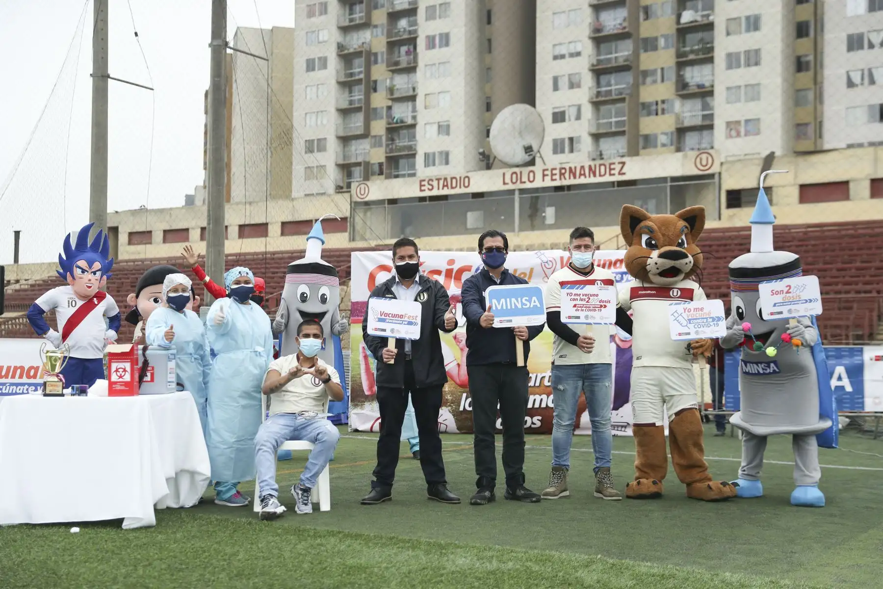 Ministerio de Salud lanza campaña "Clásico del VacunaFest" para continuar inmunizando contra la covid-19. Esta mañana, hinchas de Universitario, llegaron al Estadio Lolo Fernández, en el Cercado de Lima. Foto: ANDINA/Carla Patiño