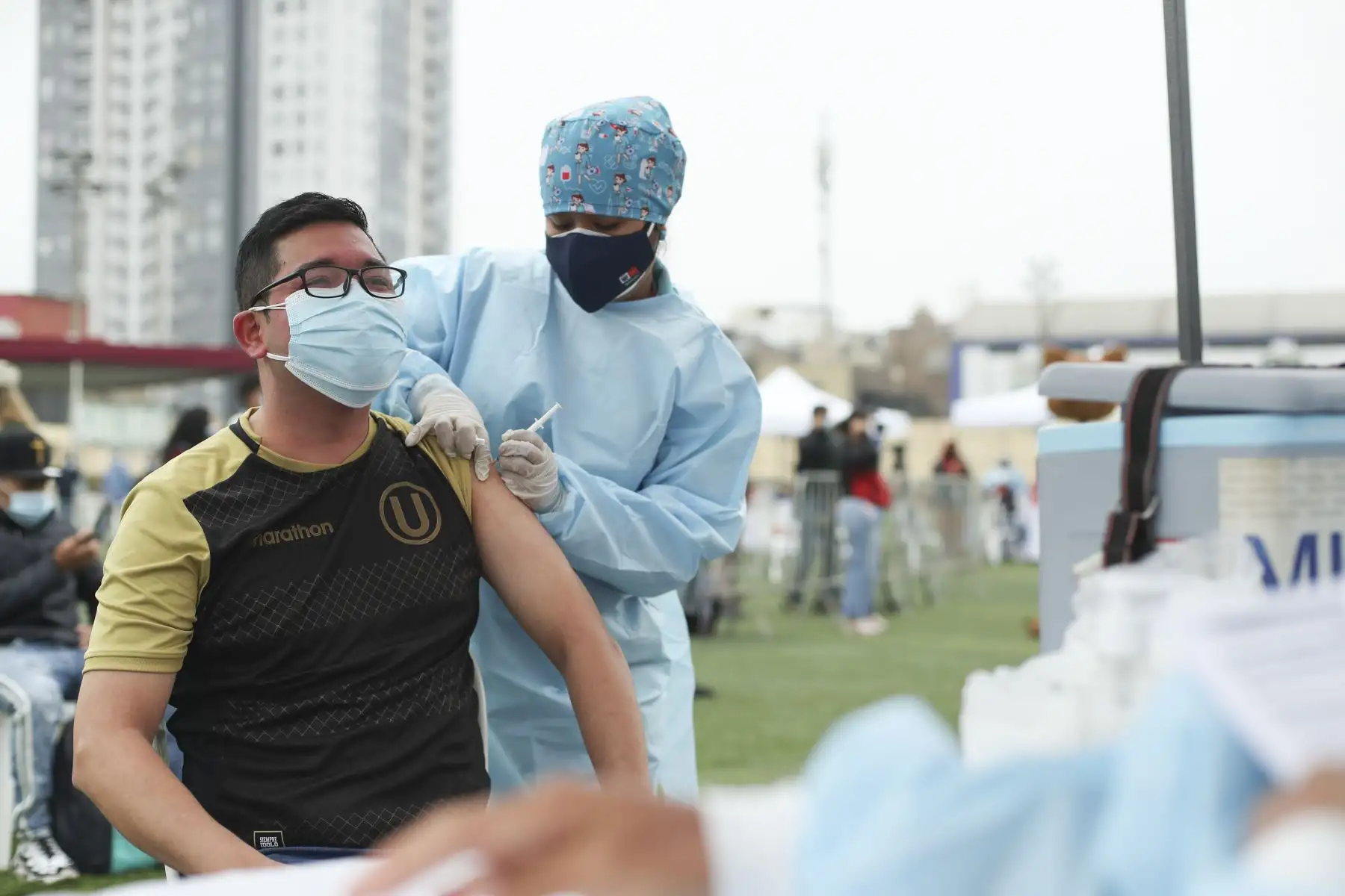 Ministerio de Salud lanza campaña "Clásico del VacunaFest" para continuar inmunizando contra la covid-19. Esta mañana, hinchas de Universitario, llegaron al Estadio Lolo Fernández, en el Cercado de Lima. Foto: ANDINA/Carla Patiño