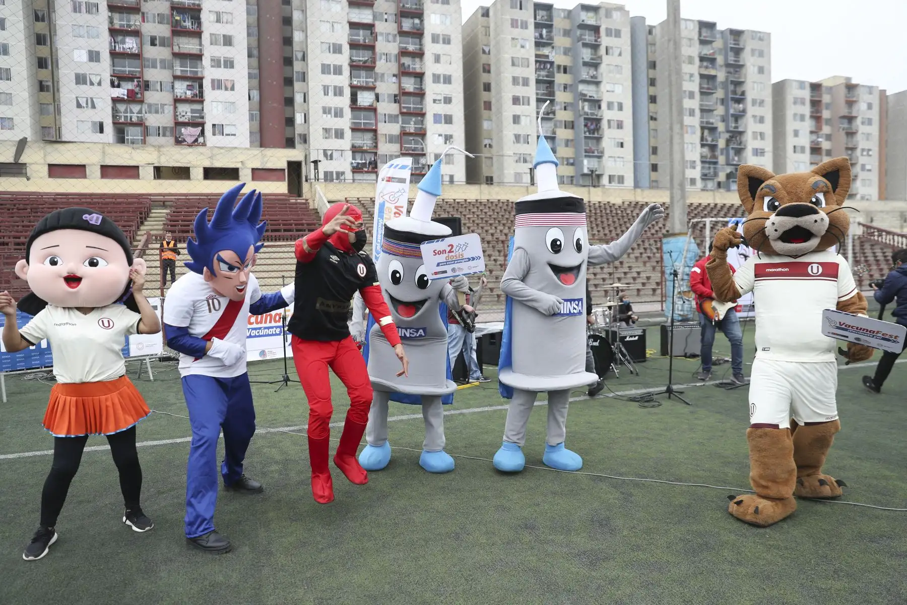 Ministerio de Salud lanza campaña "Clásico del VacunaFest" para continuar inmunizando contra la covid-19. Esta mañana, hinchas de Universitario, llegaron al Estadio Lolo Fernández, en el Cercado de Lima. Foto: ANDINA/Carla Patiño
