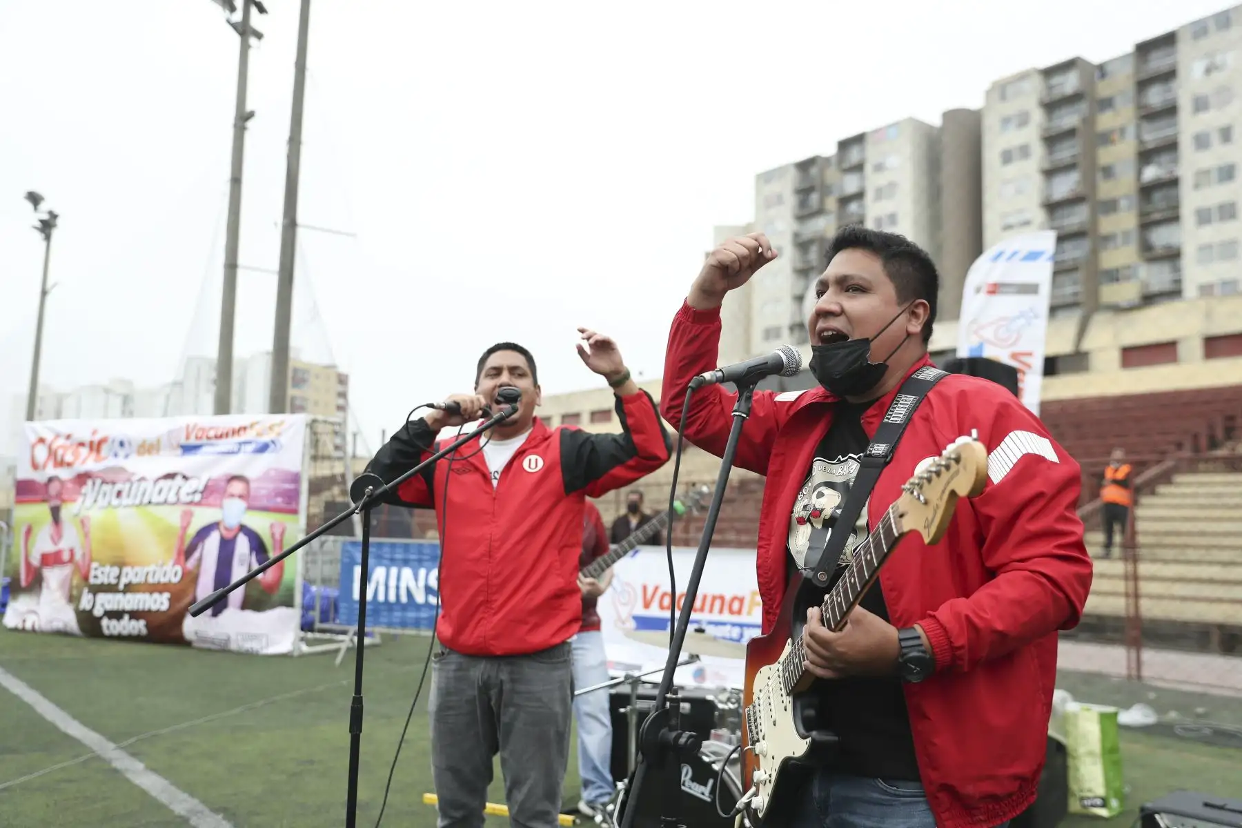 Ministerio de Salud lanza campaña "Clásico del VacunaFest" para continuar inmunizando contra la covid-19. Esta mañana, hinchas de Universitario, llegaron al Estadio Lolo Fernández, en el Cercado de Lima. Foto: ANDINA/Carla Patiño