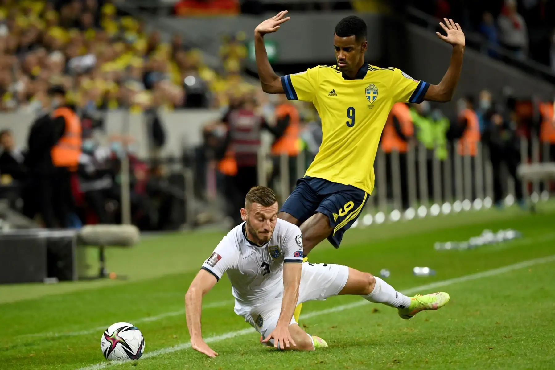 Fidan Aliti de Kosovo y Alexander Isak de Suecia en acción durante el partido de clasificación por el Grupo B para la Copa Mundial de la FIFA Qatar 2022. Foto. AFP