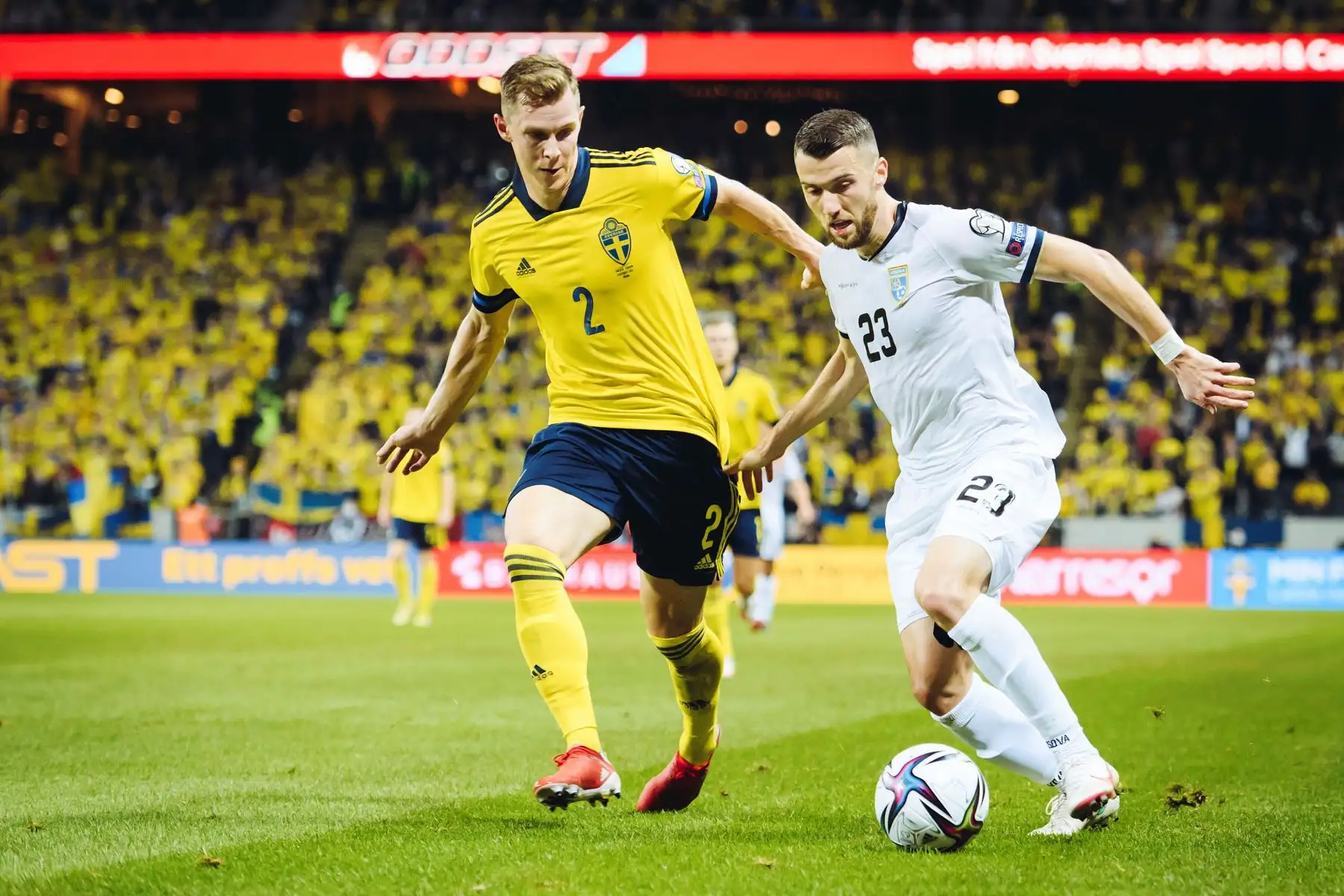 Emil Krafth de Suecia y Zymer Bytyqi de Kosovo en acción durante el partido de clasificación por el Grupo B para la Copa Mundial de la Qatar 2022. Foto: AFP